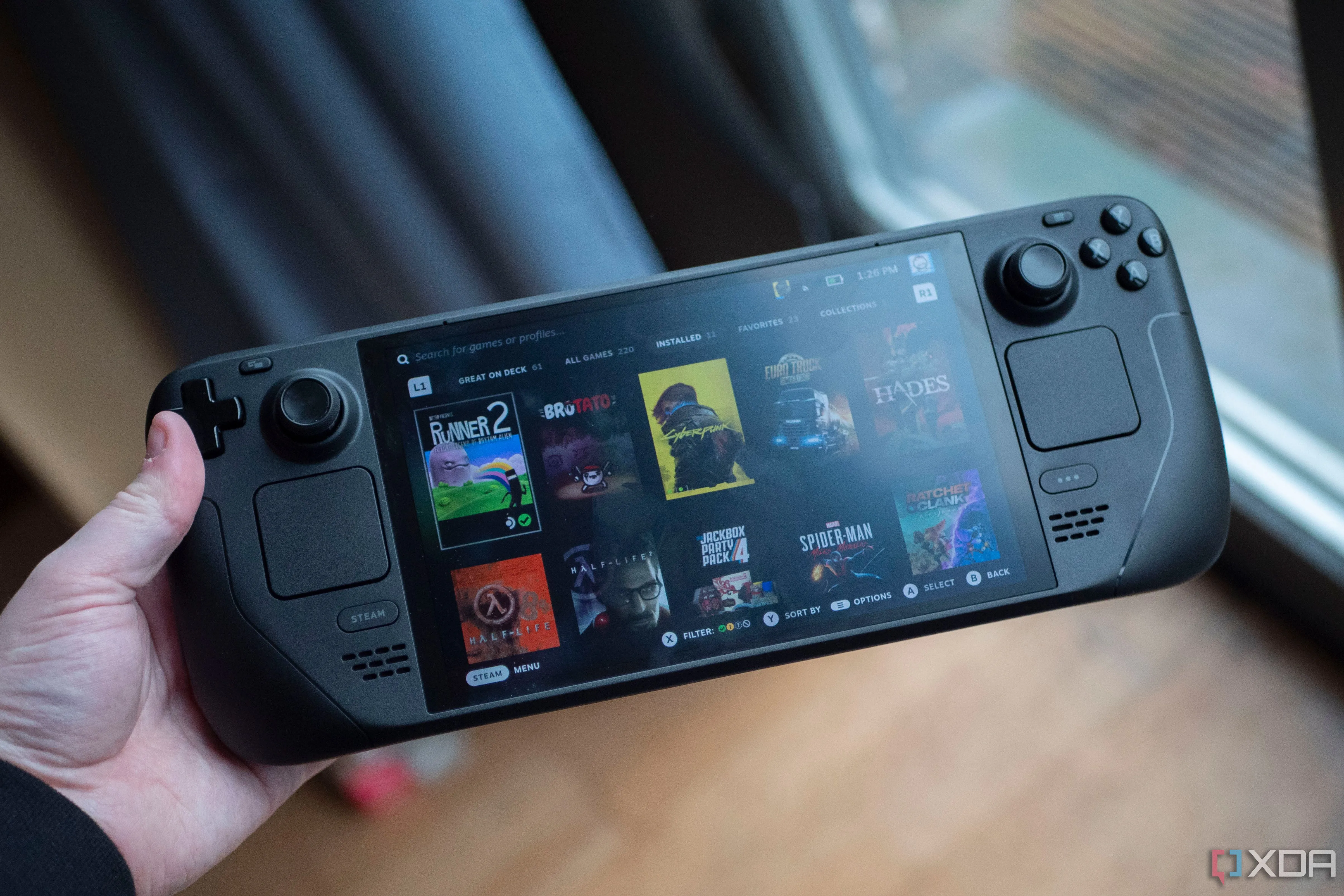 Thiết bị chơi game cầm tay Steam Deck OLED, liên quan đến hệ sinh thái SteamOS và Proton