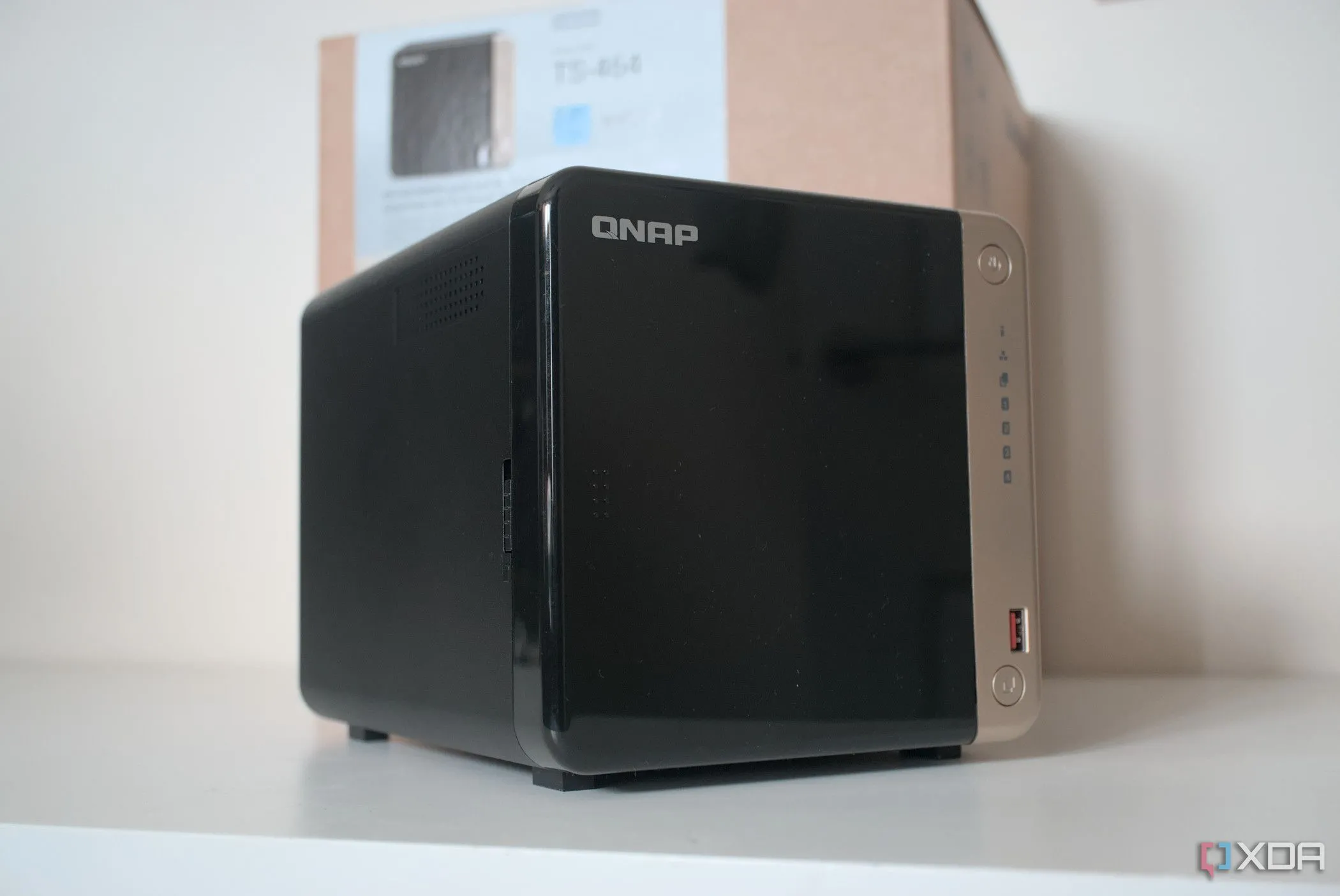Thiết bị lưu trữ mạng NAS QNAP TS-464, thường sử dụng ổ cứng HDD cho máy chủ media