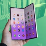 Thiết kế điện thoại Samsung Galaxy Z Fold 6 phiên bản hiện tại trên nền xanh