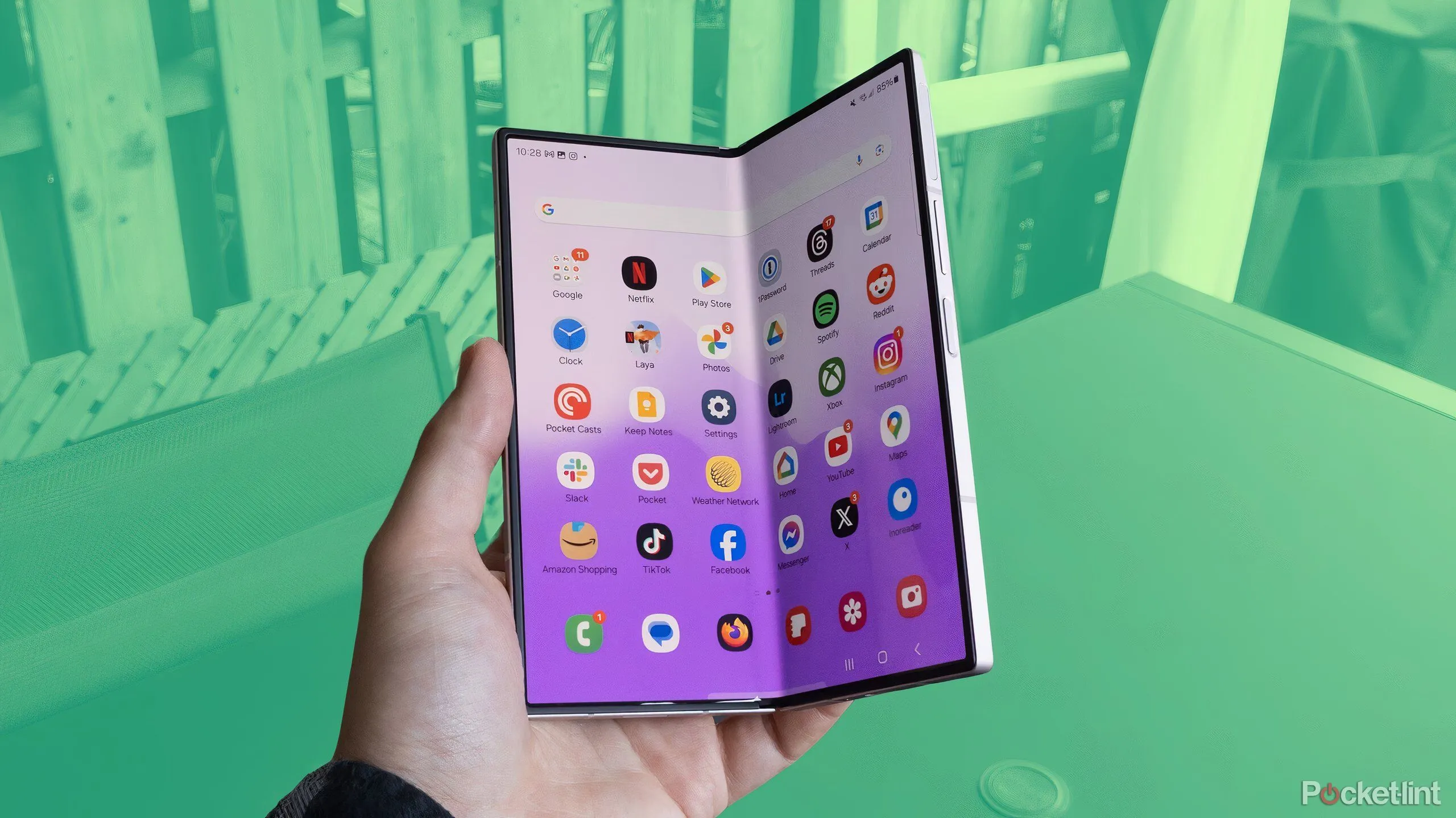 Thiết kế điện thoại Samsung Galaxy Z Fold 6 phiên bản hiện tại trên nền xanh