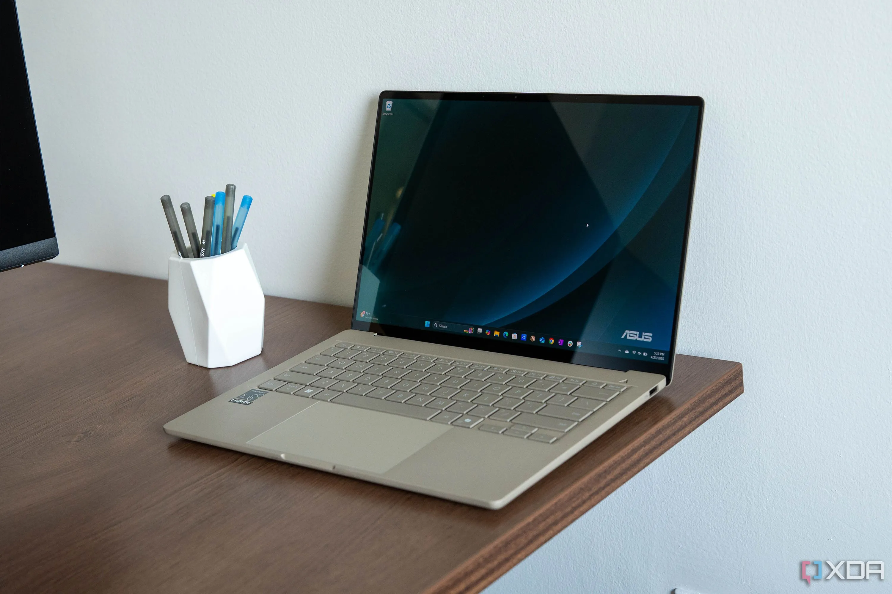 Thiết kế mỏng nhẹ của Asus Zenbook A14