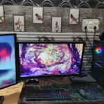 Thiết lập góc làm việc PC gọn gàng với hai màn hình