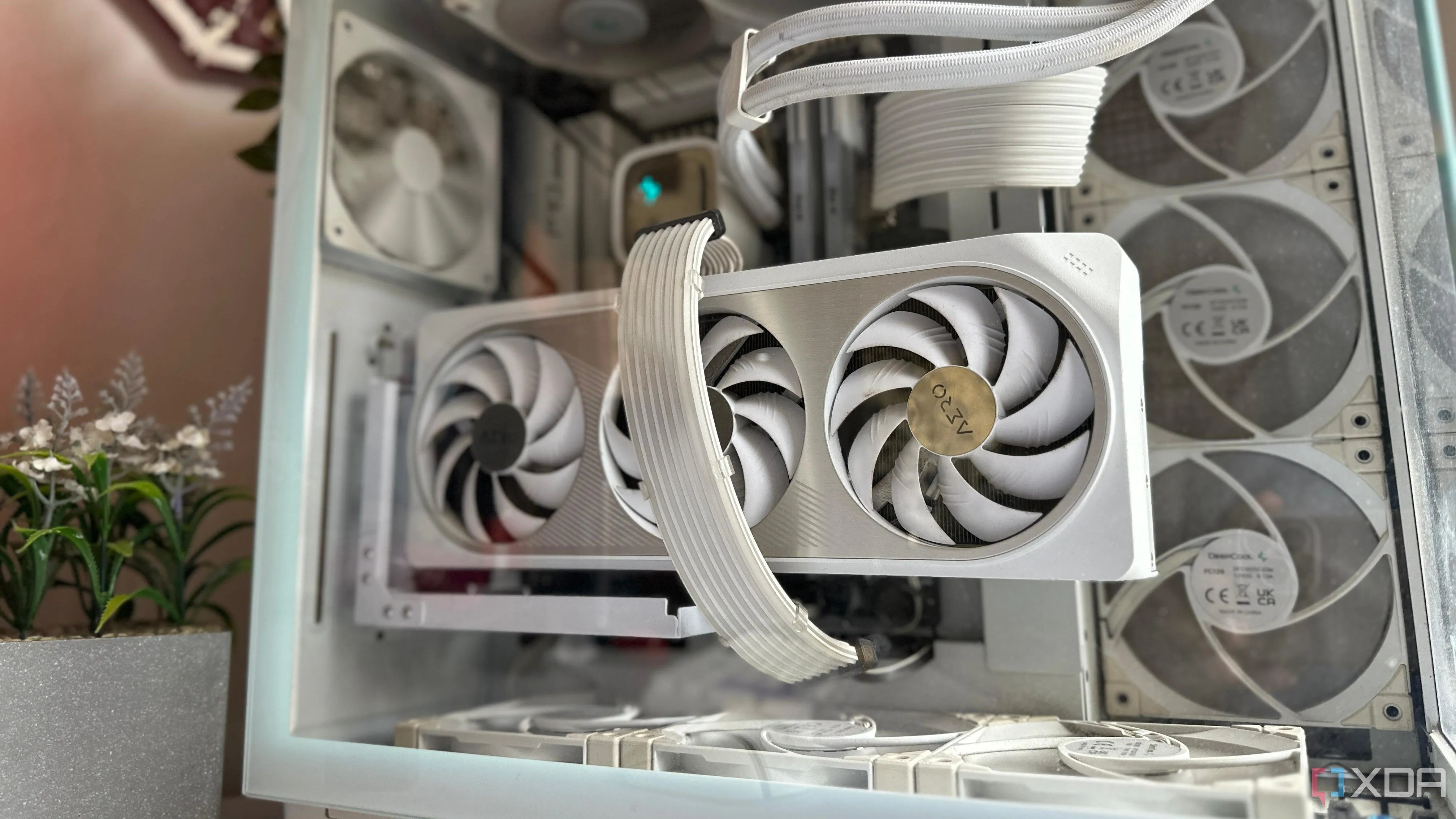 Thùng máy PC gaming màu trắng với card đồ họa (GPU) cũng màu trắng nổi bật bên trong
