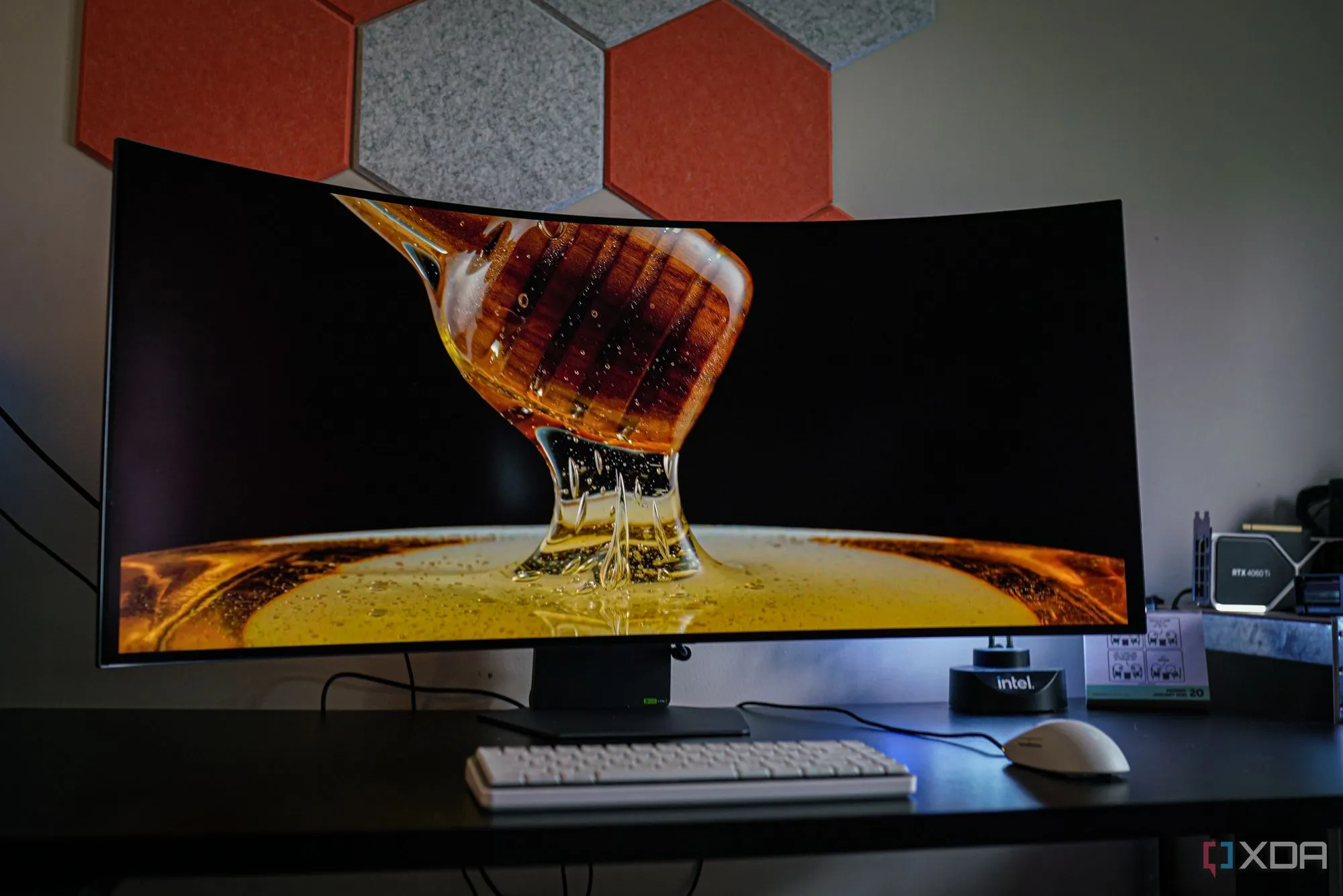 Toàn cảnh màn hình gaming LG UltraGear 5K2K OLED trên bàn làm việc