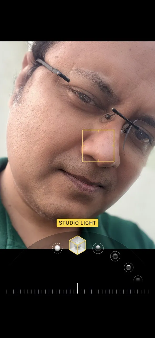 Ảnh chân dung được chụp bằng chế độ Ánh sáng Studio trên iPhone, làm nổi bật khuôn mặt với ánh sáng mềm mại.