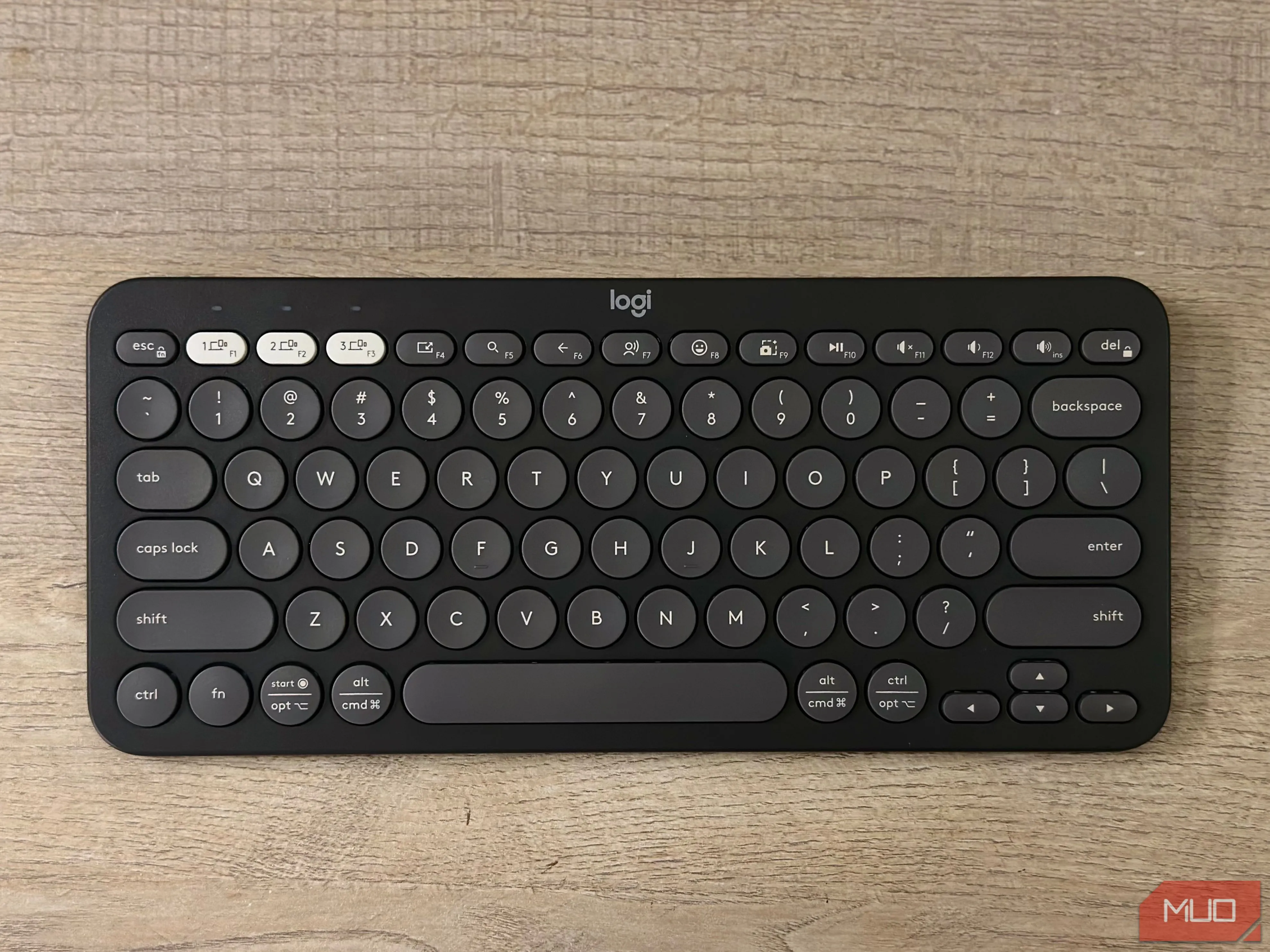 Bàn phím không dây Logitech Pebble Keys 2 K380s, phụ kiện quan trọng cho trải nghiệm gõ phím trên iPad.