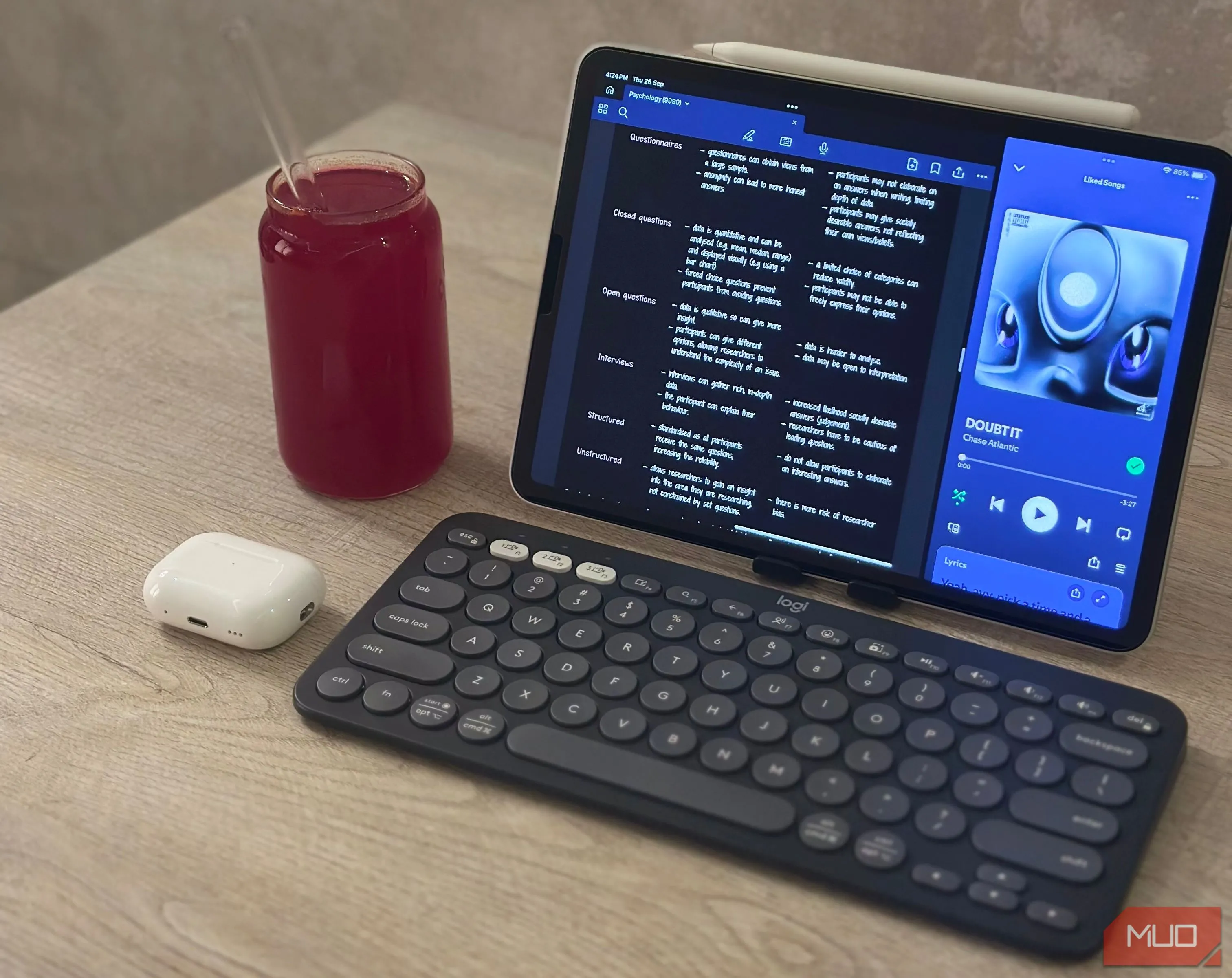 Bộ thiết bị làm việc gồm iPad, bàn phím Logitech Pebble Keys 2 K380s và chuột không dây trên bàn.