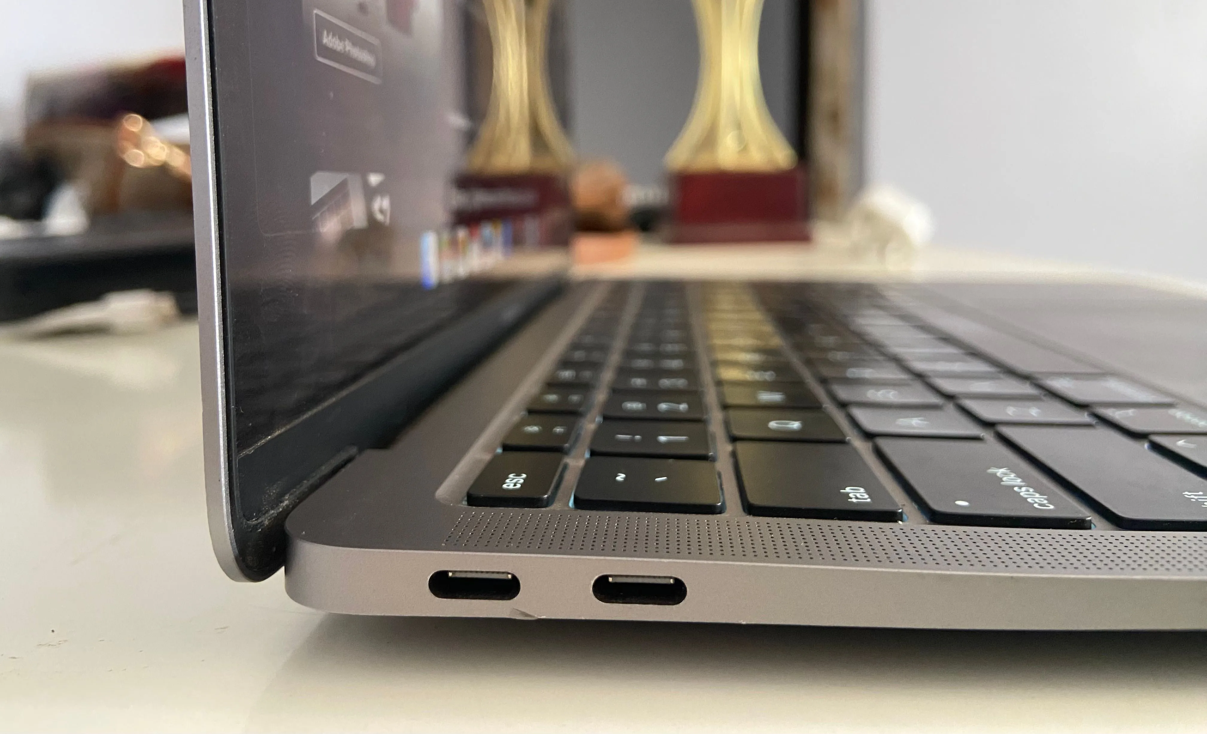 Cạnh trái của MacBook Air M1 với chỉ hai cổng USB-C và jack tai nghe, minh họa sự hạn chế về cổng kết nối trên laptop mỏng.