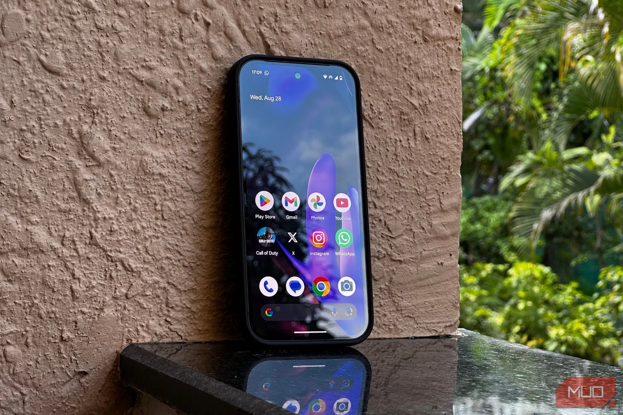 Điện thoại Google Pixel 9 hiển thị logo Epic Games trên màn hình