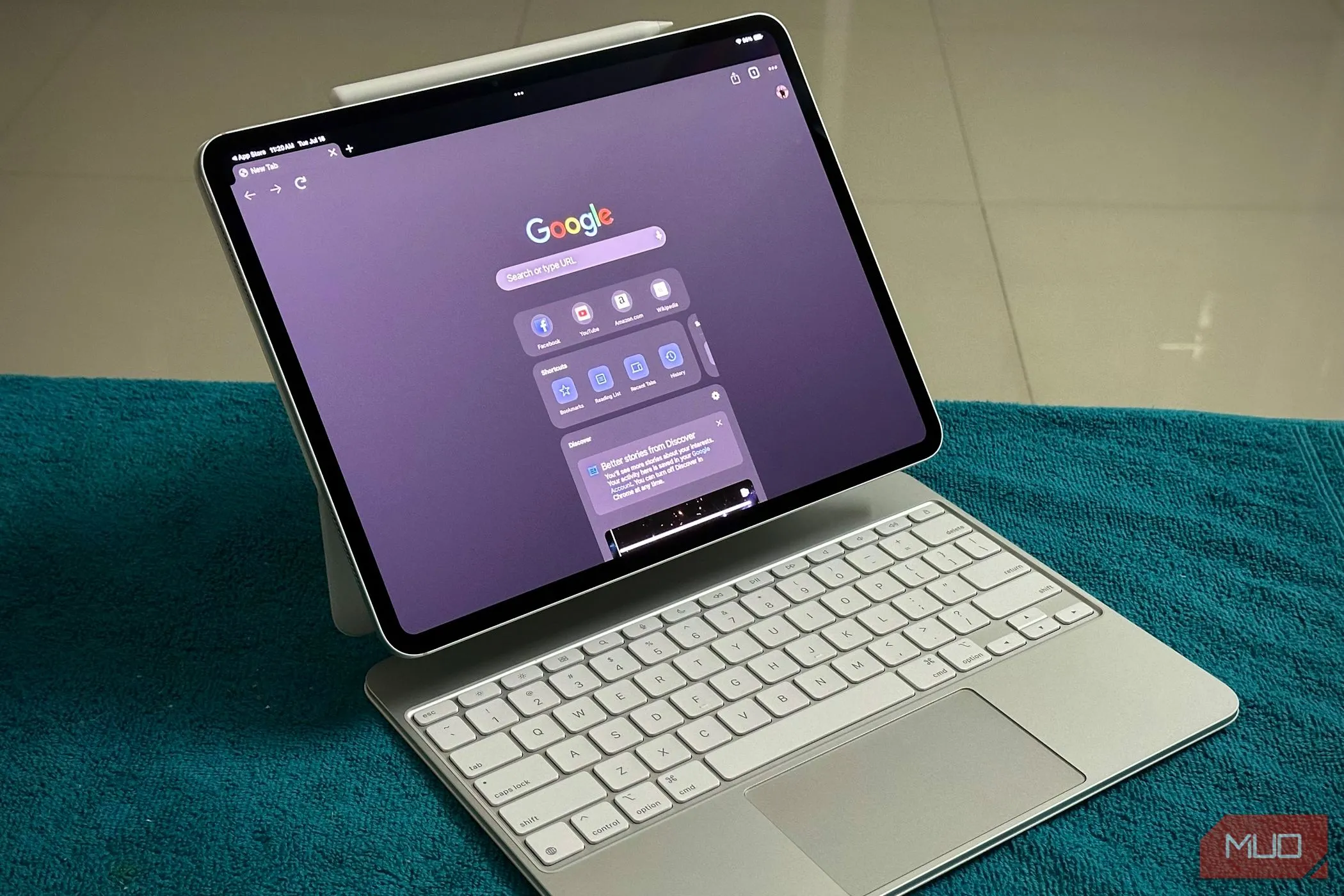 Google Chrome đang chạy trên iPad Pro gắn với Magic Keyboard, thể hiện khả năng làm việc của tablet với phụ kiện.