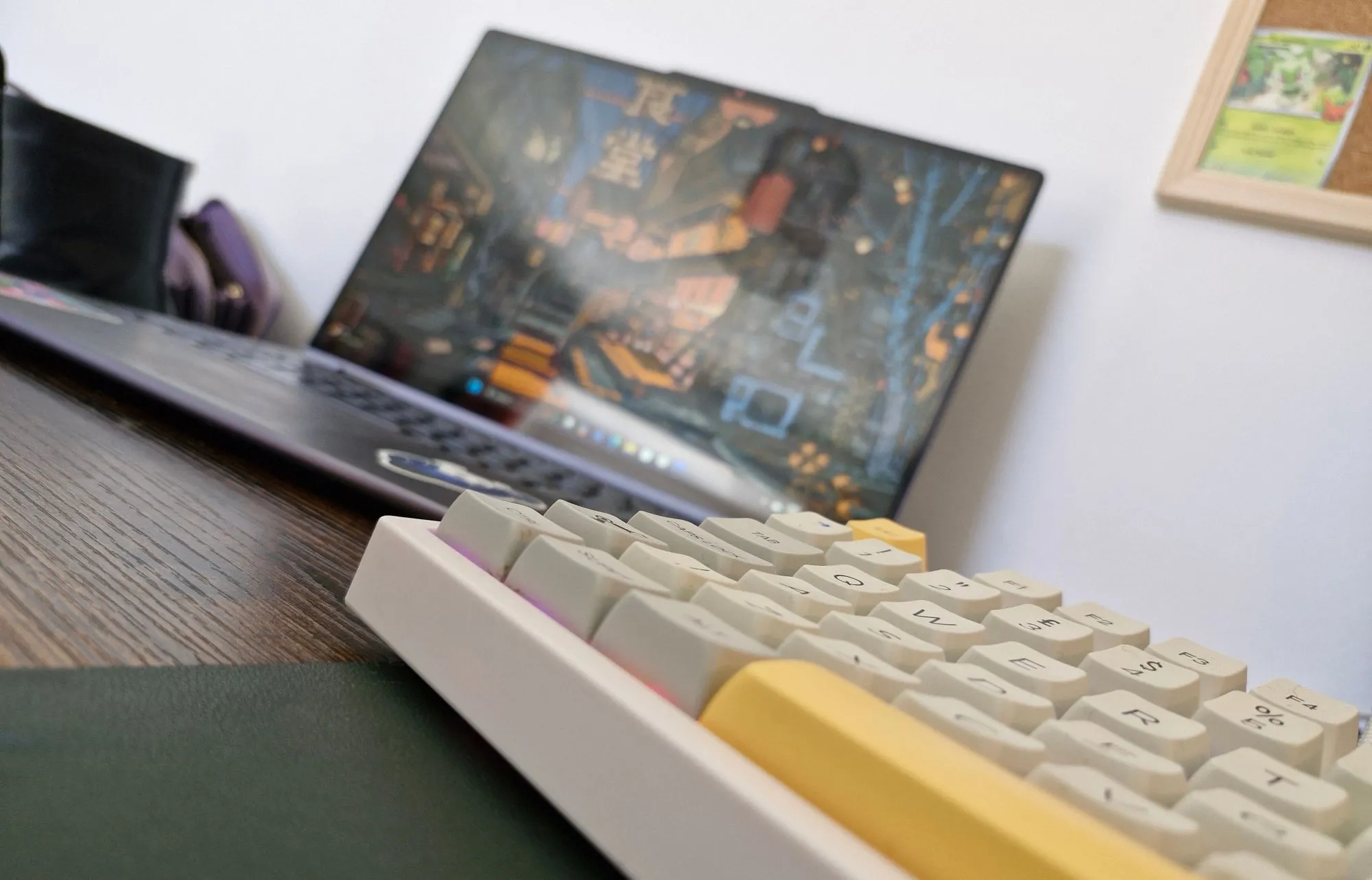 Hình ảnh bàn phím rời và laptop trên bàn làm việc