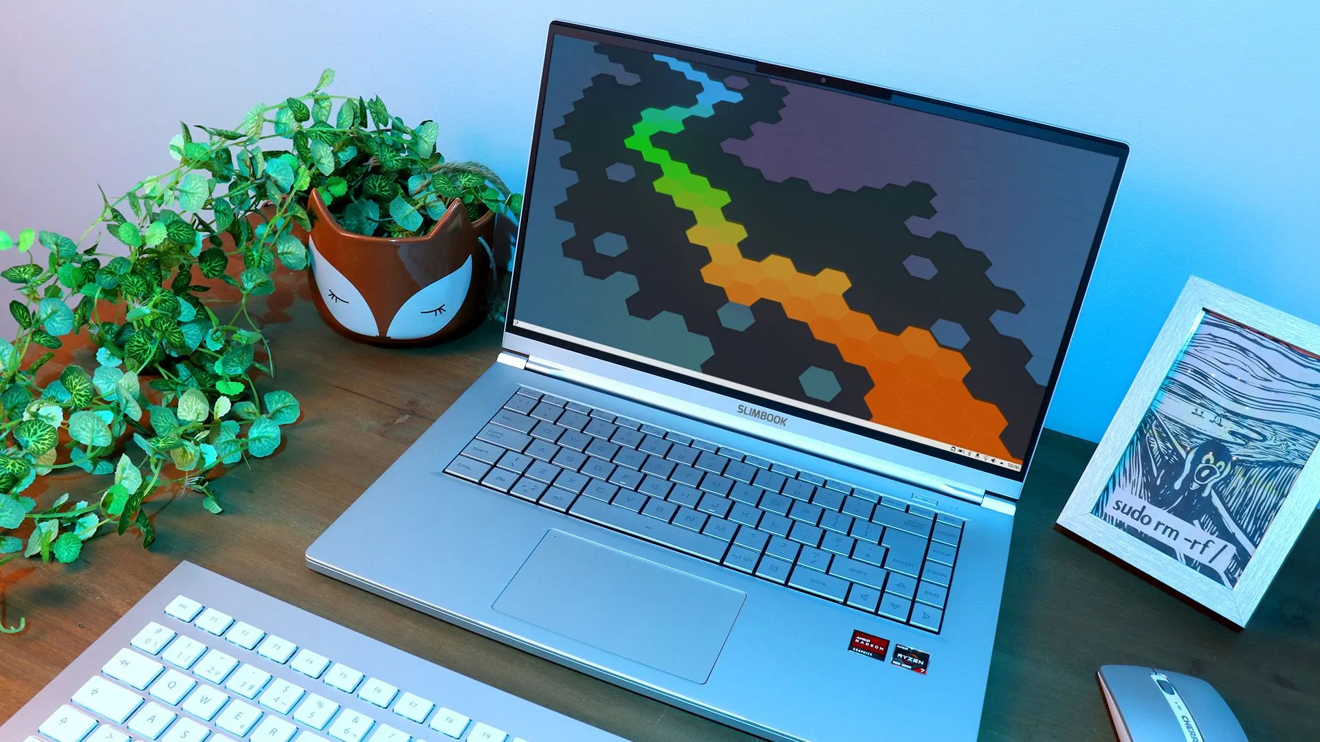 Hình ảnh chiếc laptop mỏng nhẹ Slimbook KDE cho thấy thiết kế tinh gọn, liên quan đến vấn đề tản nhiệt và hiệu suất.