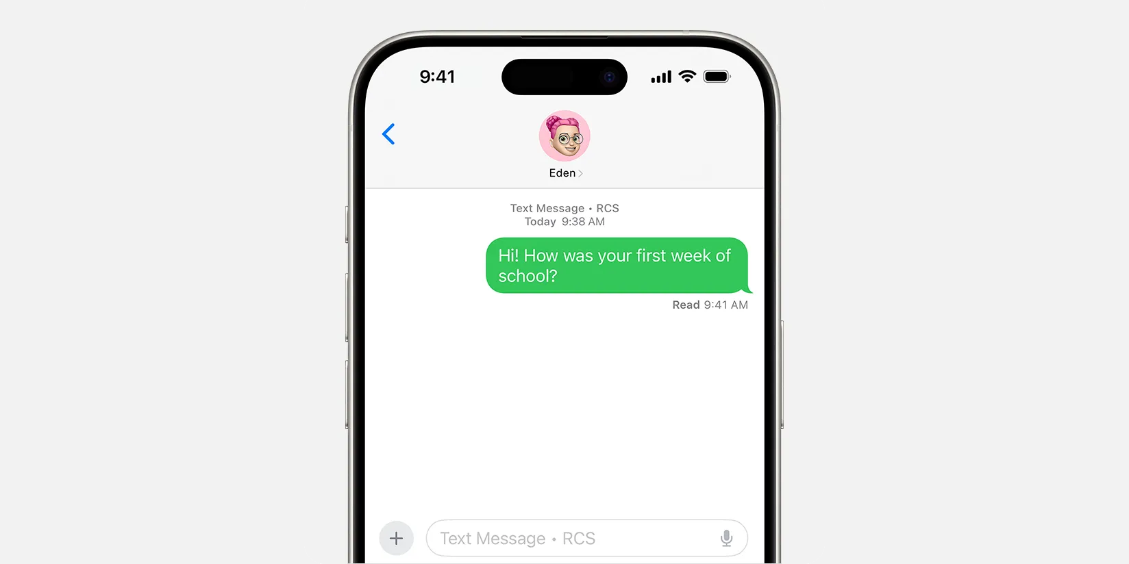 Hình ảnh minh họa iPhone 15 chạy iOS 18 hiển thị tin nhắn RCS với bong bóng màu xanh