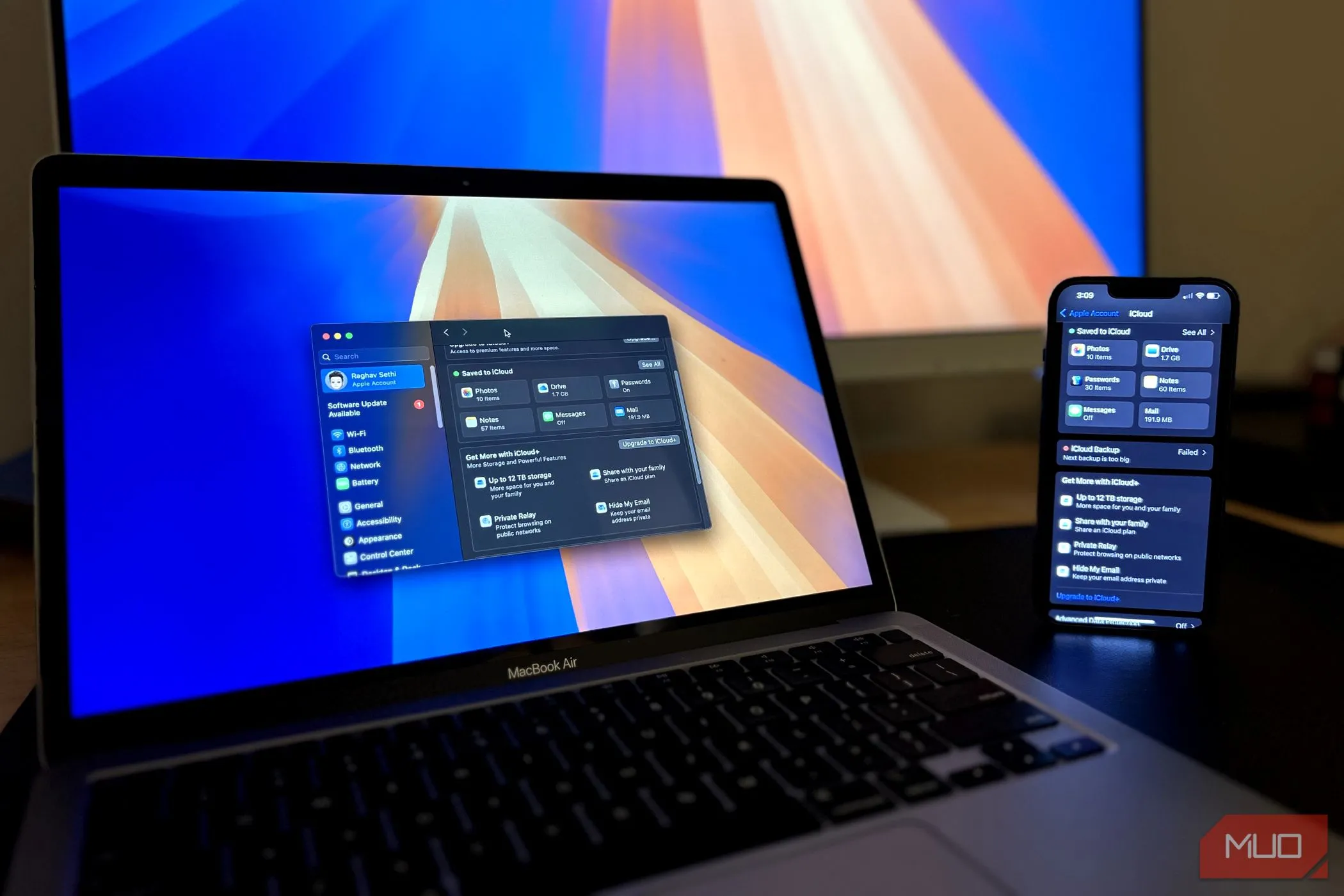 iPhone và MacBook đang kết nối để thực hiện sao lưu dữ liệu, minh họa cách sao lưu iPhone sang máy Mac