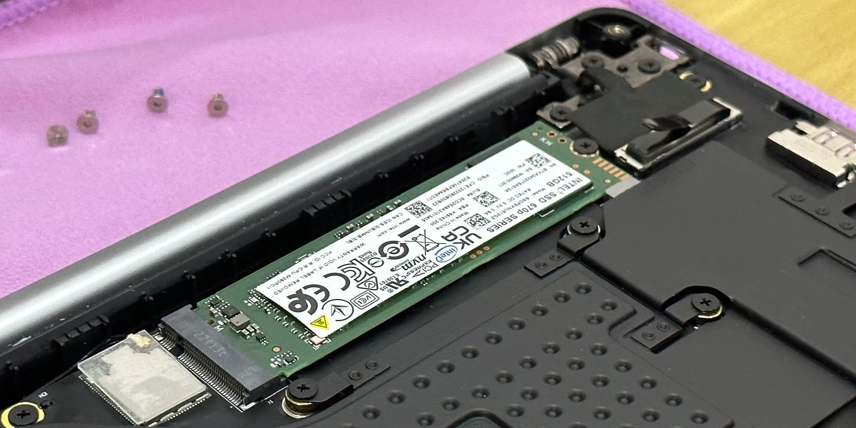 Khe cắm SSD M.2 trên bo mạch chủ của laptop Tecno Megabook T1, sẵn sàng cho việc nâng cấp ổ cứng