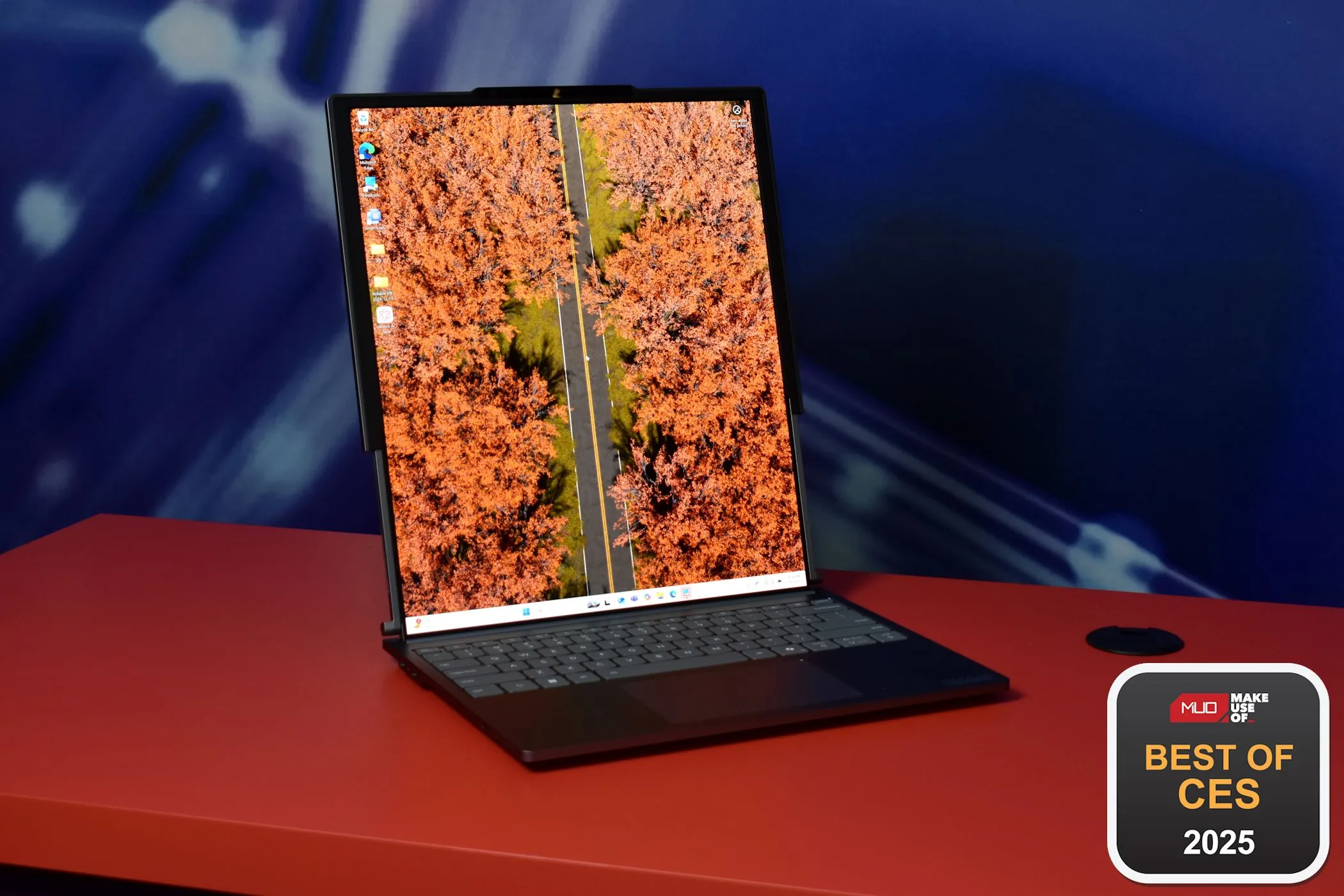 Laptop Lenovo ThinkBook Plus Gen 6 Rollable với màn hình cuộn độc đáo, đang hiển thị nội dung và đi kèm huy hiệu giải thưởng công nghệ.