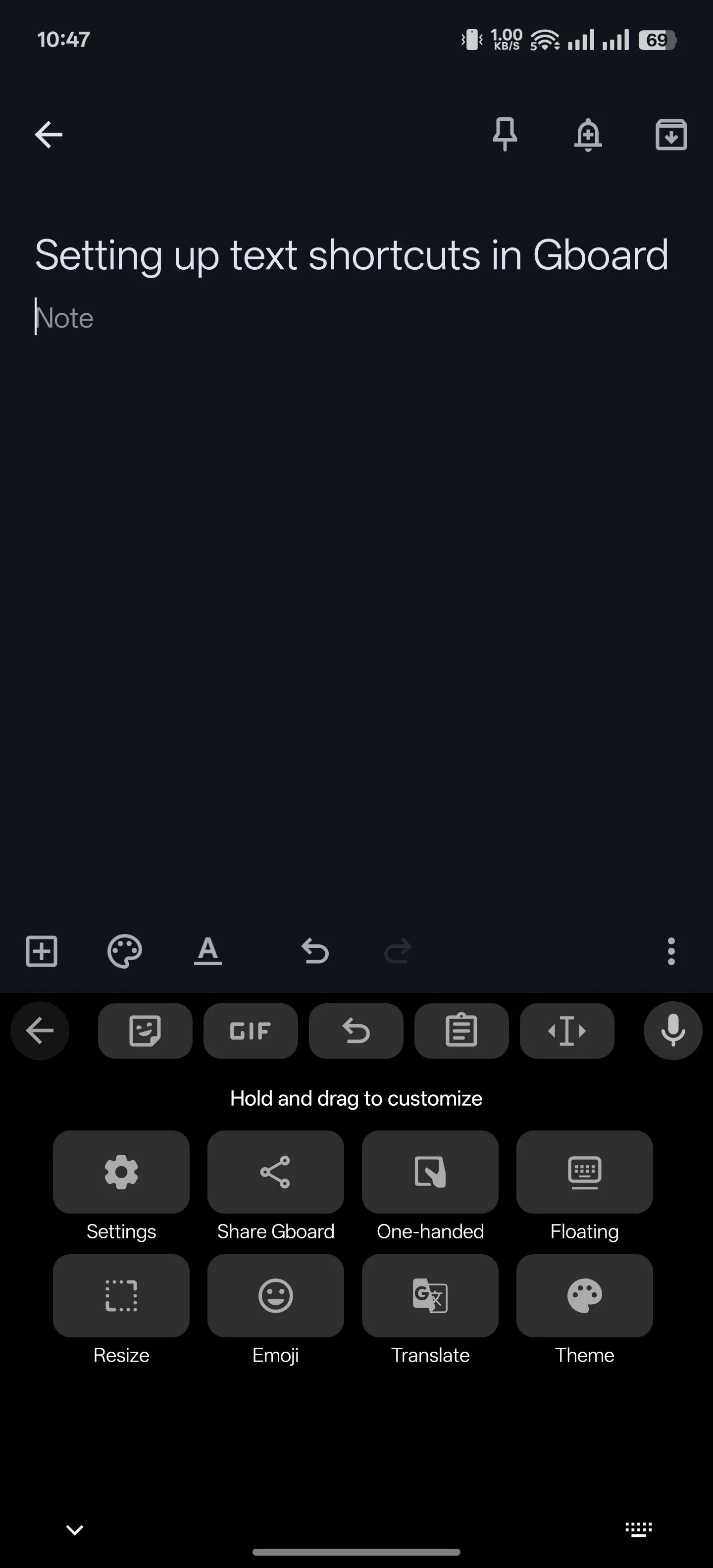 Màn hình cài đặt Gboard trên điện thoại Android, hiển thị các tùy chọn như Ngôn ngữ, Tùy chọn, Sửa văn bản và Từ điển, hướng dẫn truy cập các thiết lập nâng cao.