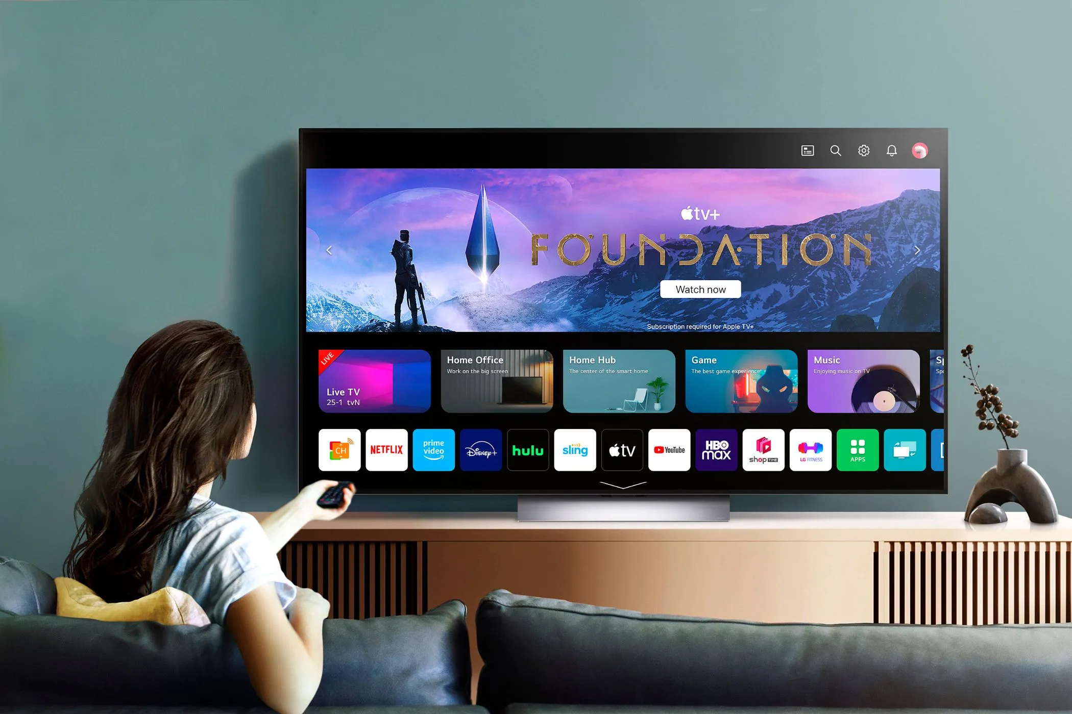 Màn hình chính của Smart TV LG với giao diện webOS, minh họa khả năng âm thanh tích hợp chất lượng cao giúp giảm nhu cầu sử dụng soundbar.
