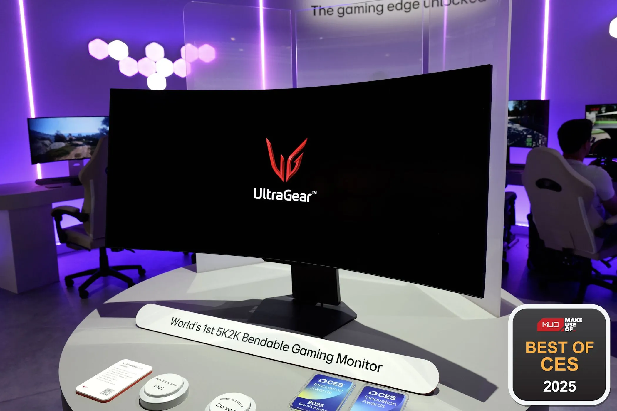 Màn hình gaming LG UltraGear 45GX990A có khả năng uốn cong linh hoạt, hiển thị sắc nét, được trưng bày cùng huy hiệu giải thưởng tại CES 2025.