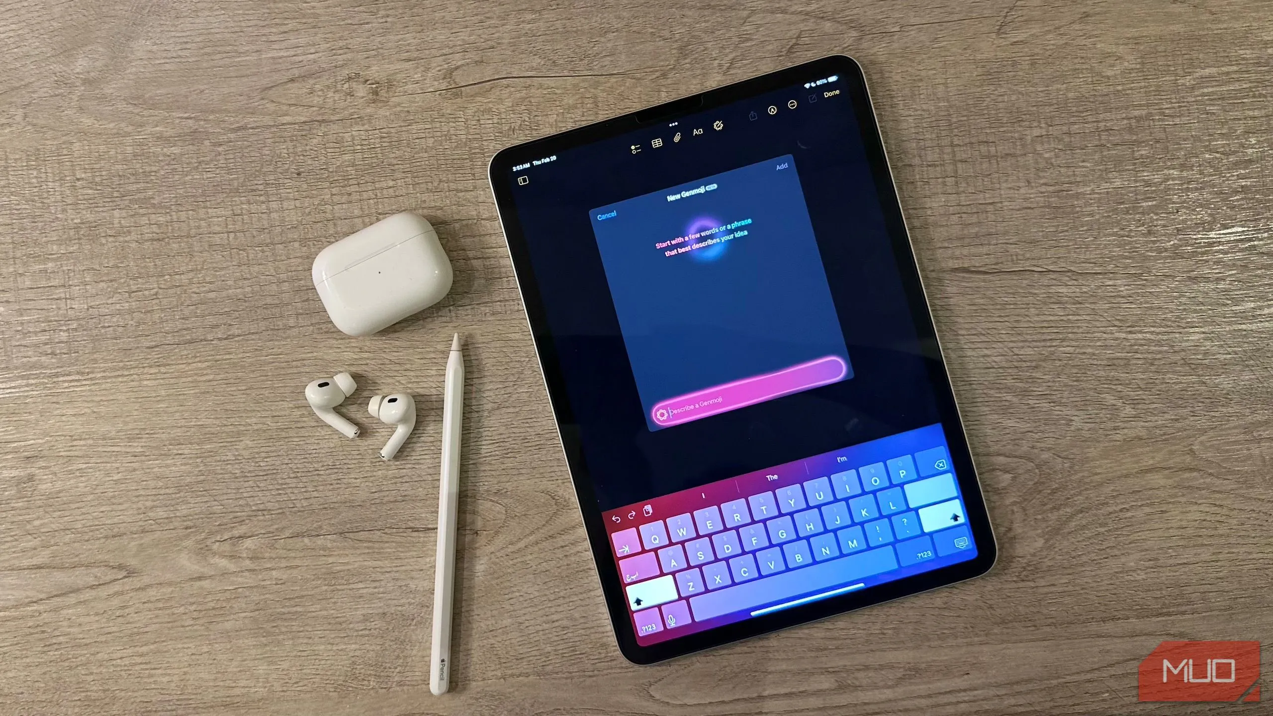 Màn hình Genmoji trên iPad, cùng với AirPods và Apple Pencil.