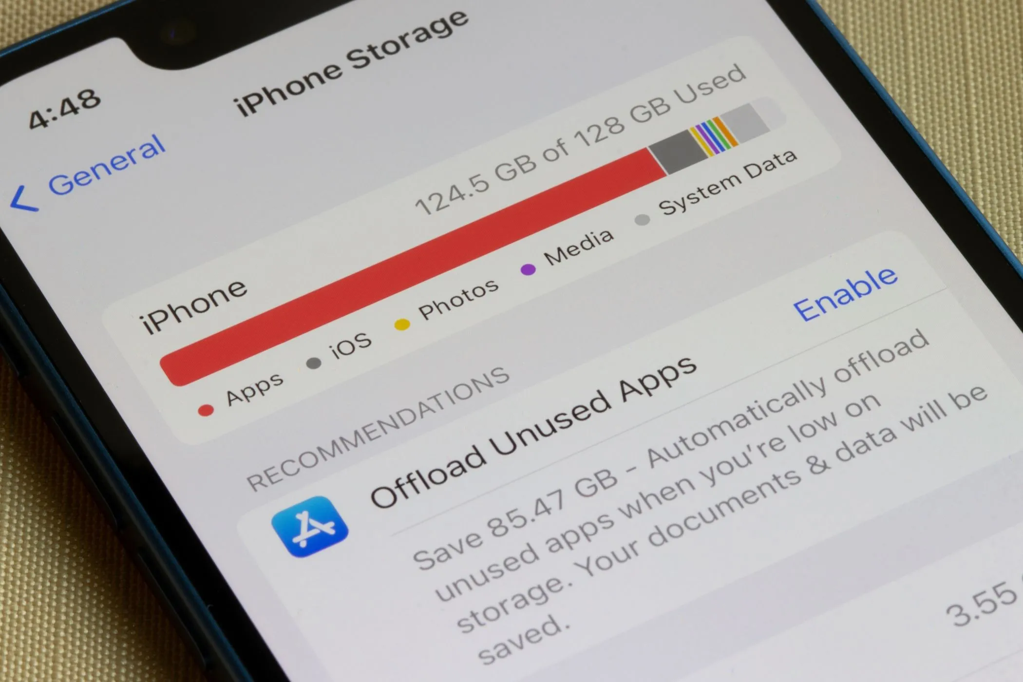 Màn hình iPhone hiển thị mục quản lý dung lượng lưu trữ thiết bị trong cài đặt iOS