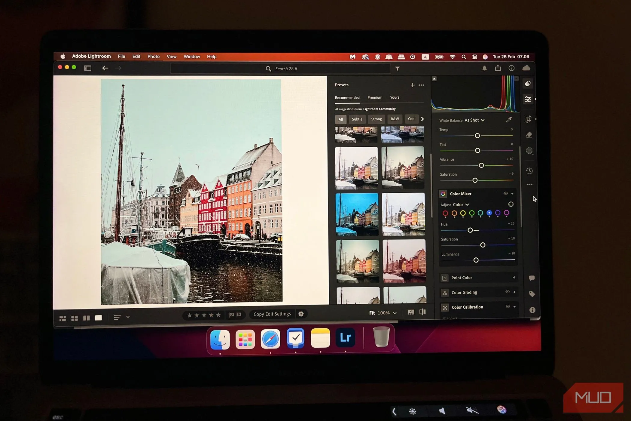 Màn hình máy tính hiển thị giao diện Adobe Lightroom với các tùy chọn preset được áp dụng cho bức ảnh, giúp đơn giản hóa quá trình chỉnh sửa ảnh JPEG.