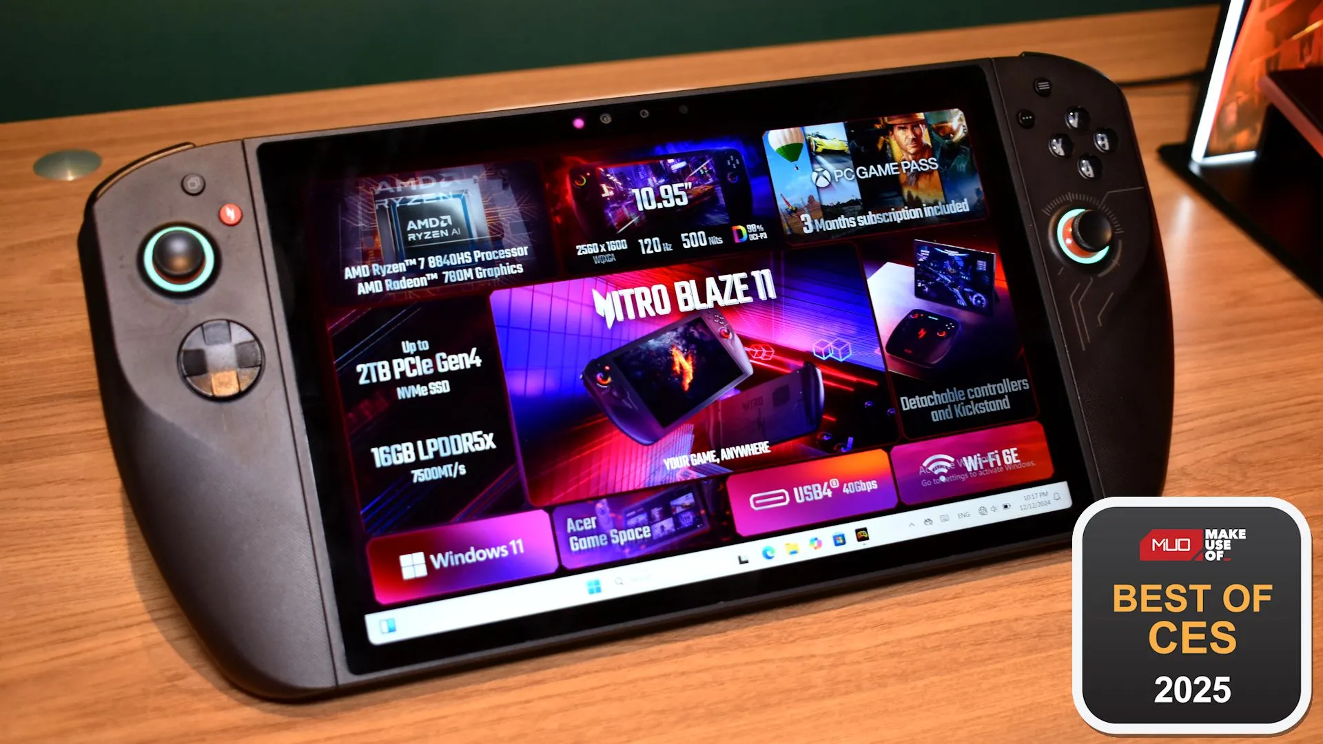 Máy chơi game cầm tay Acer Nitro Blaze 11 với màn hình lớn và thiết kế công thái học, kèm theo huy hiệu giải thưởng tại CES 2025.