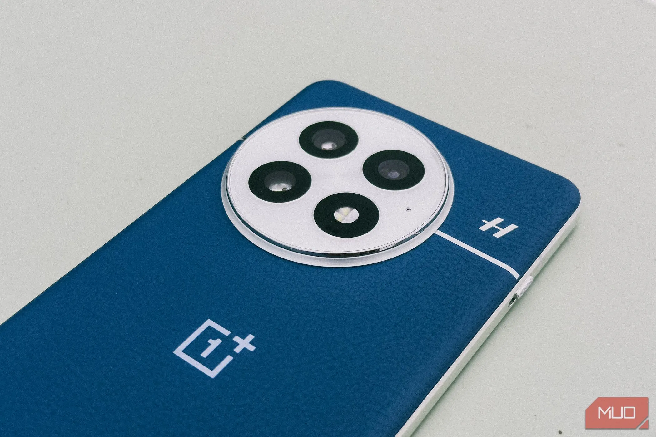 Mô-đun camera sau của OnePlus 13 với ba ống kính 50MP