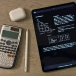 Một chiếc iPad cùng máy tính, Apple Pencil và AirPods trên bàn, thể hiện môi trường học tập và làm việc cá nhân.