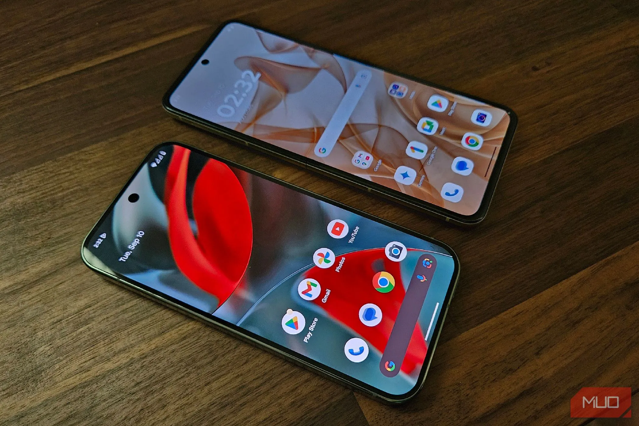 Motorola Razr 2024 và Google Pixel 9 Pro đặt cạnh nhau, minh họa sự đa dạng thiết bị Android khi sử dụng launcher mặc định.