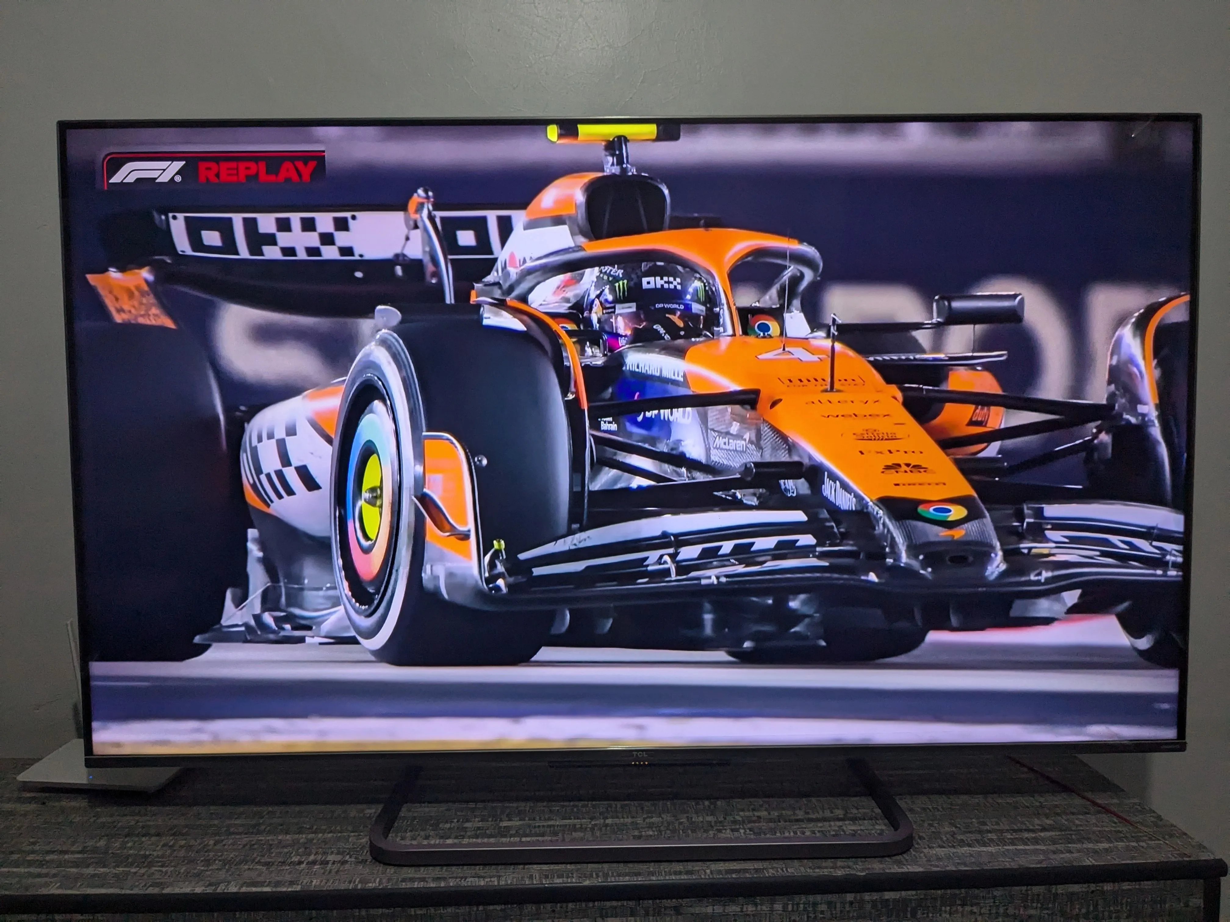 Người dùng đang xem trực tiếp giải đua Công thức 1 trên TV thông minh, minh họa tầm quan trọng của độ trễ thấp khi phát sóng trực tiếp.