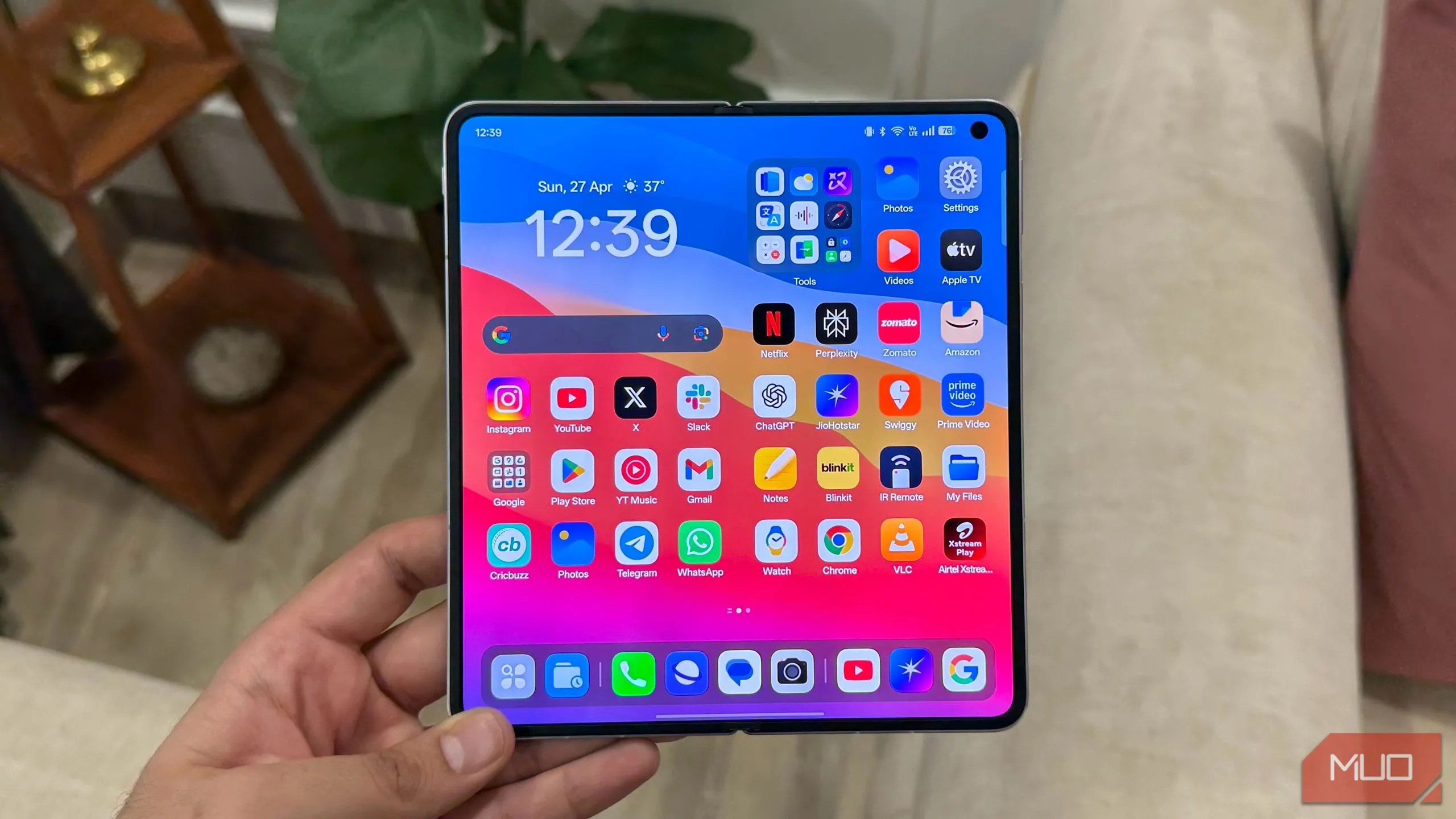Oppo Find N5 trên tay người dùng với màn hình chính bật trước ghế sofa màu kem