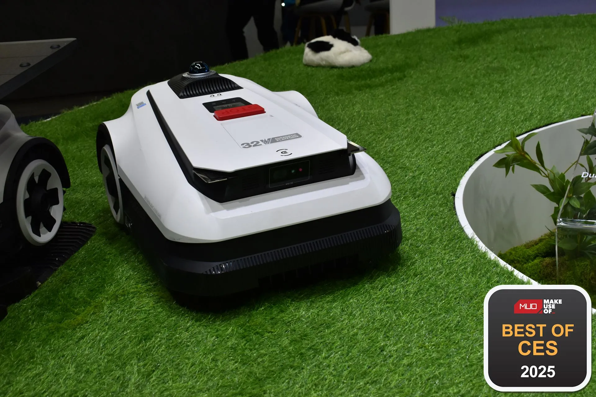 Robot cắt cỏ Ecovacs GOAT A3000 LiDAR với công nghệ định vị và cảm biến tiên tiến, sẵn sàng tự động hóa việc chăm sóc sân vườn tại CES 2025.