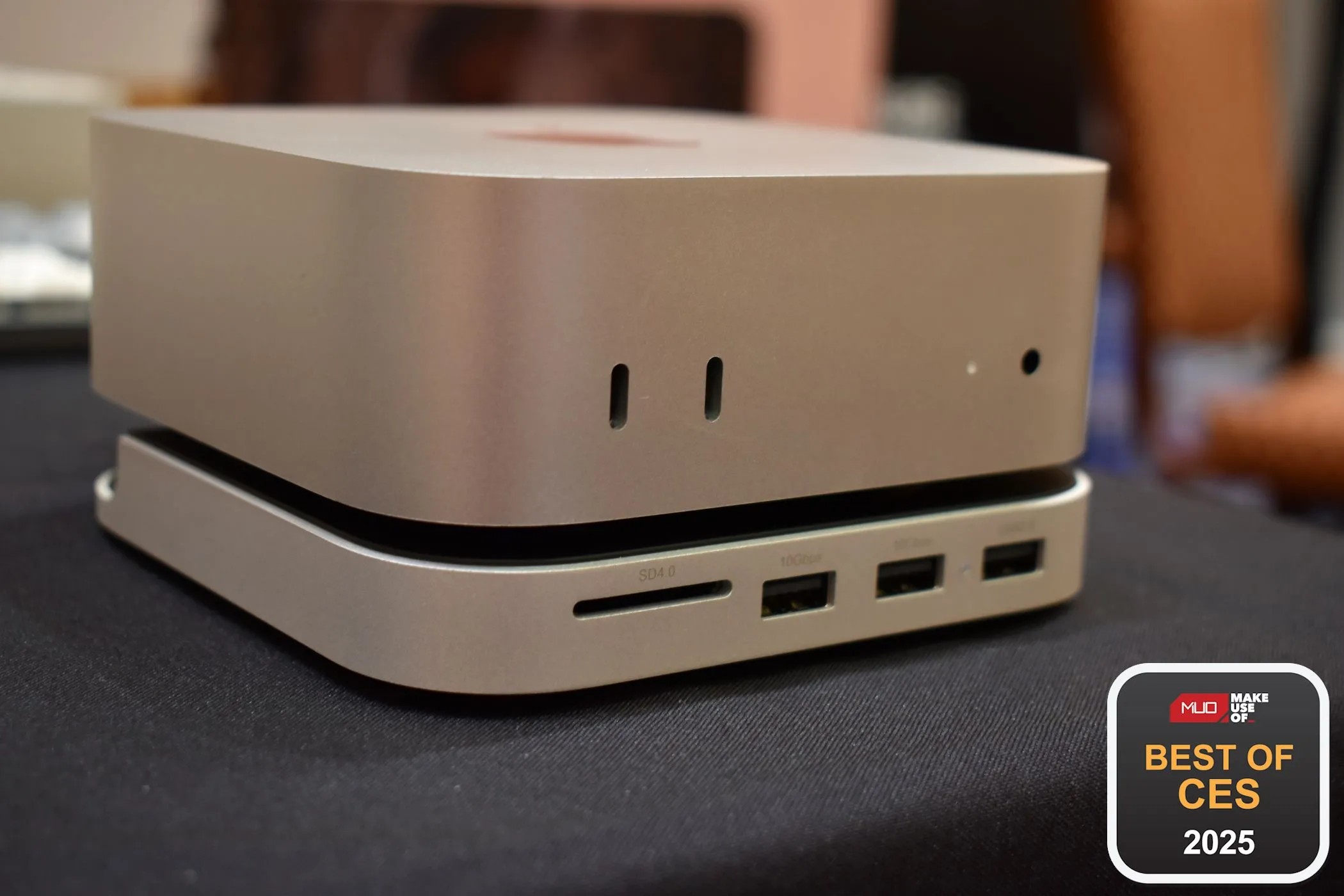 Satechi Mac Mini M4 Stand và Hub tích hợp, được đặt dưới máy Mac Mini, bổ sung cổng kết nối và khe cắm SSD để mở rộng chức năng.