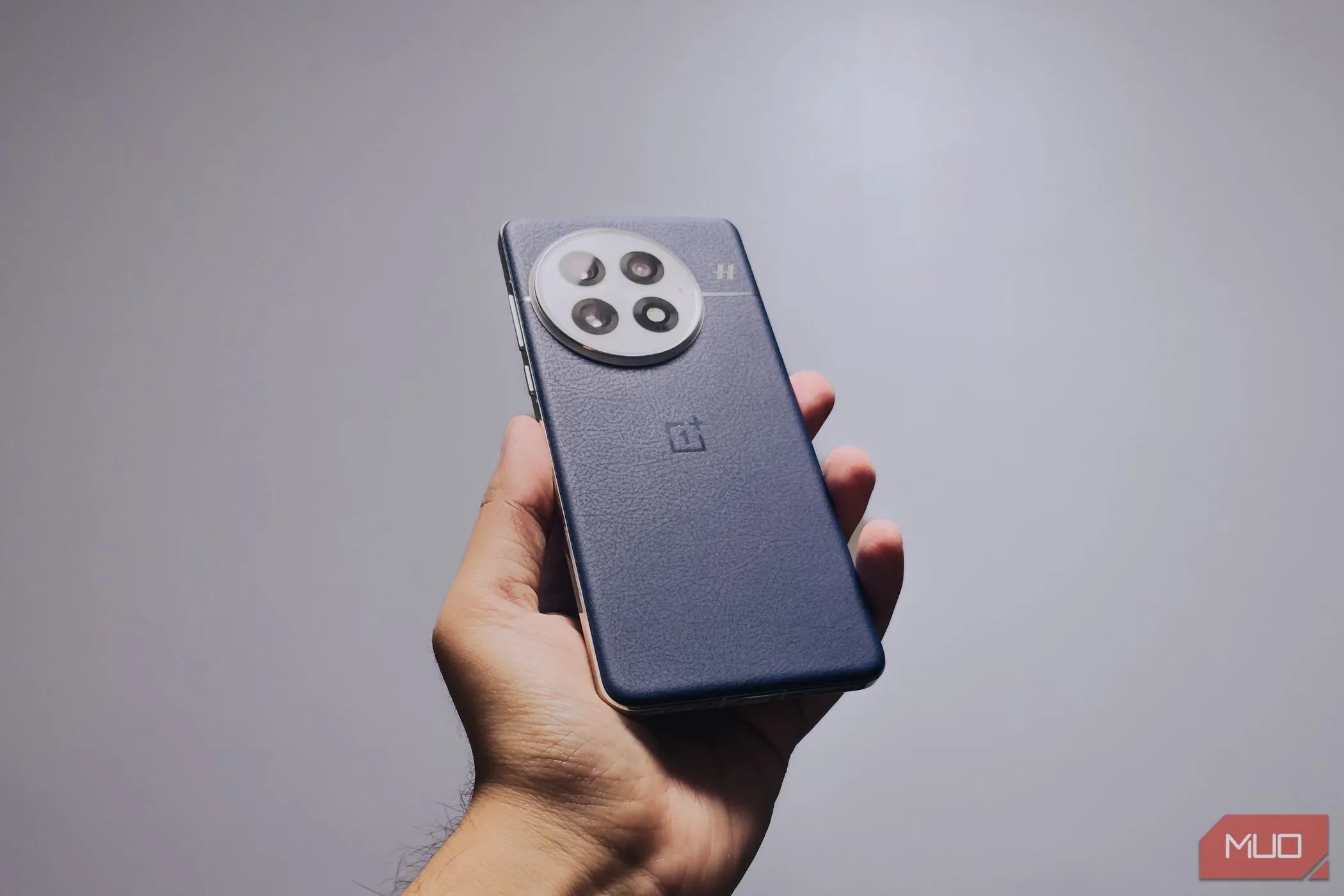 Trải nghiệm cầm nắm OnePlus 13 chắc chắn với mặt lưng da vegan