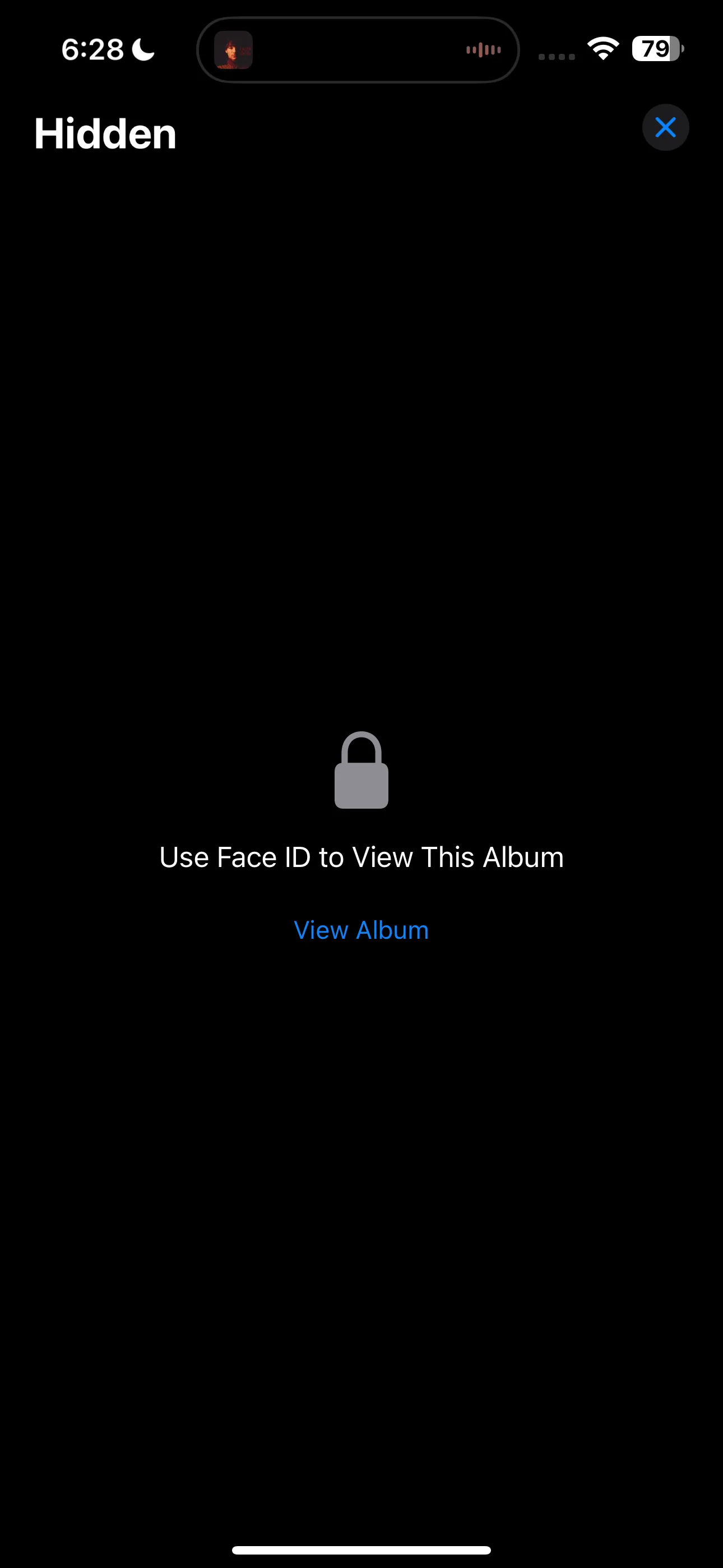 Album &quot;Đã ẩn&quot; hiển thị thông báo yêu cầu Face ID để truy cập trên iPhone.