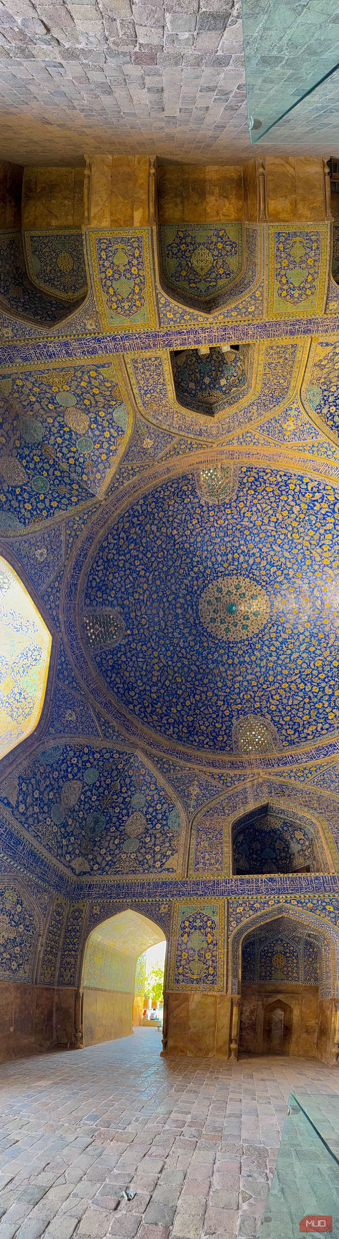 alt text mô tả ảnh panorama dọc bên trong nhà thờ Shah ở Isfahan, nổi bật kiến trúc trần nhà