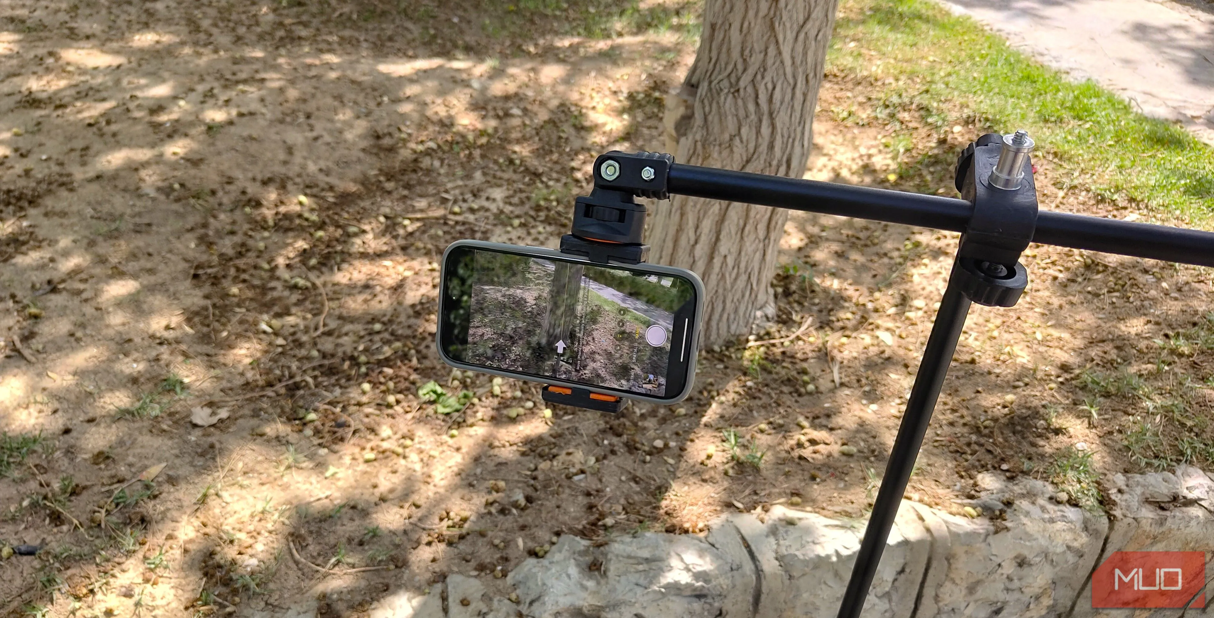 alt text mô tả điện thoại được gắn chắc chắn trên tripod