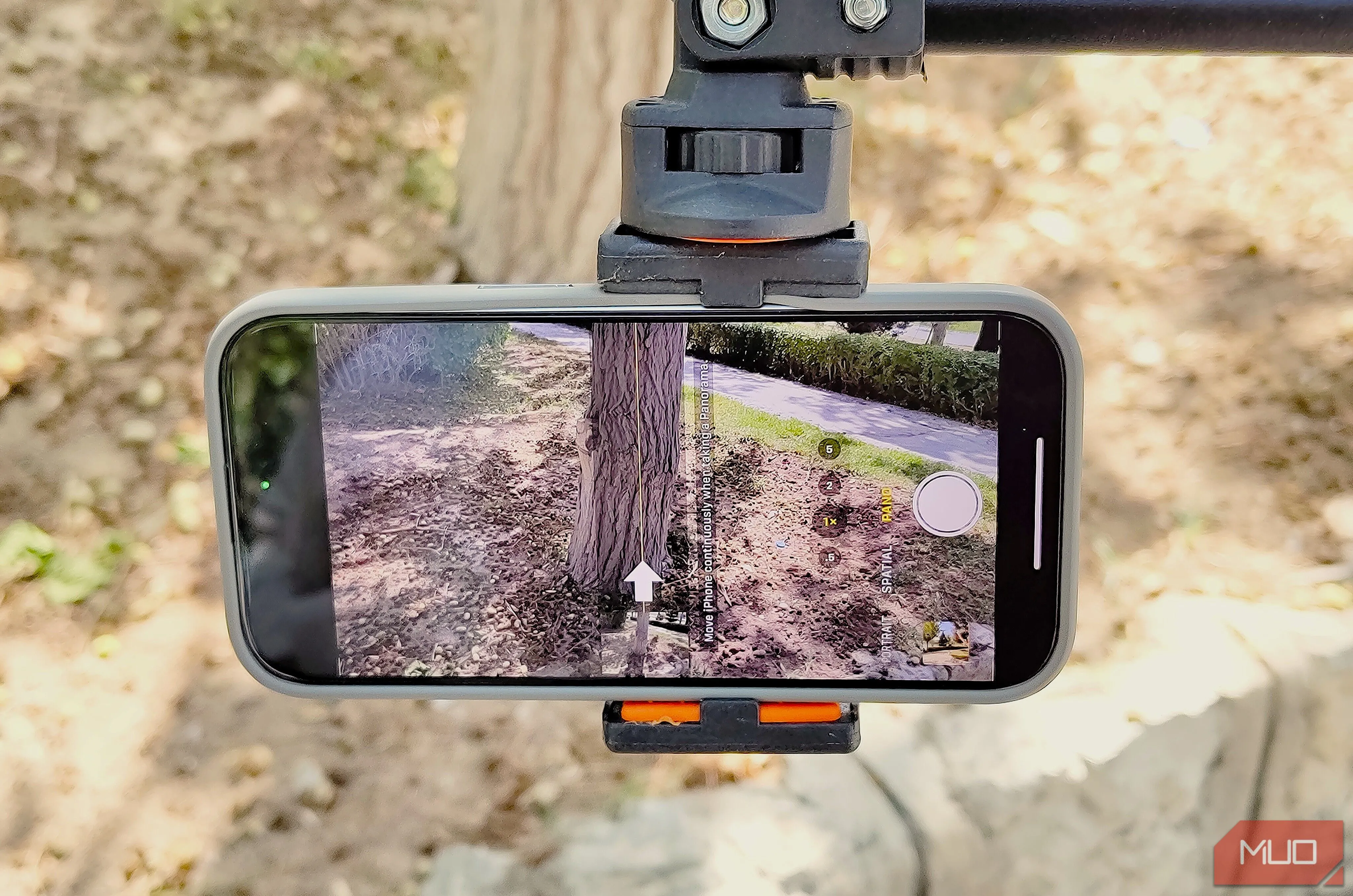 alt text mô tả điện thoại gắn trên tripod ở chế độ chụp panorama