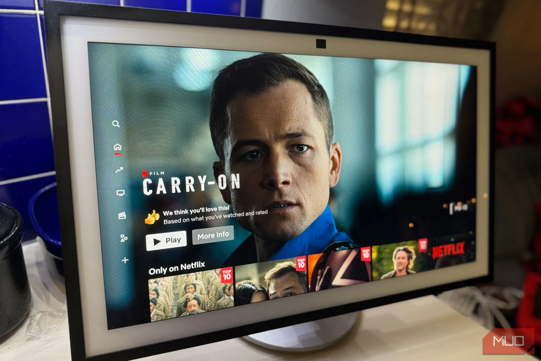 Amazon Echo Show 21 trình chiếu ứng dụng Netflix, thể hiện khả năng giải trí của màn hình 21.5 inch.