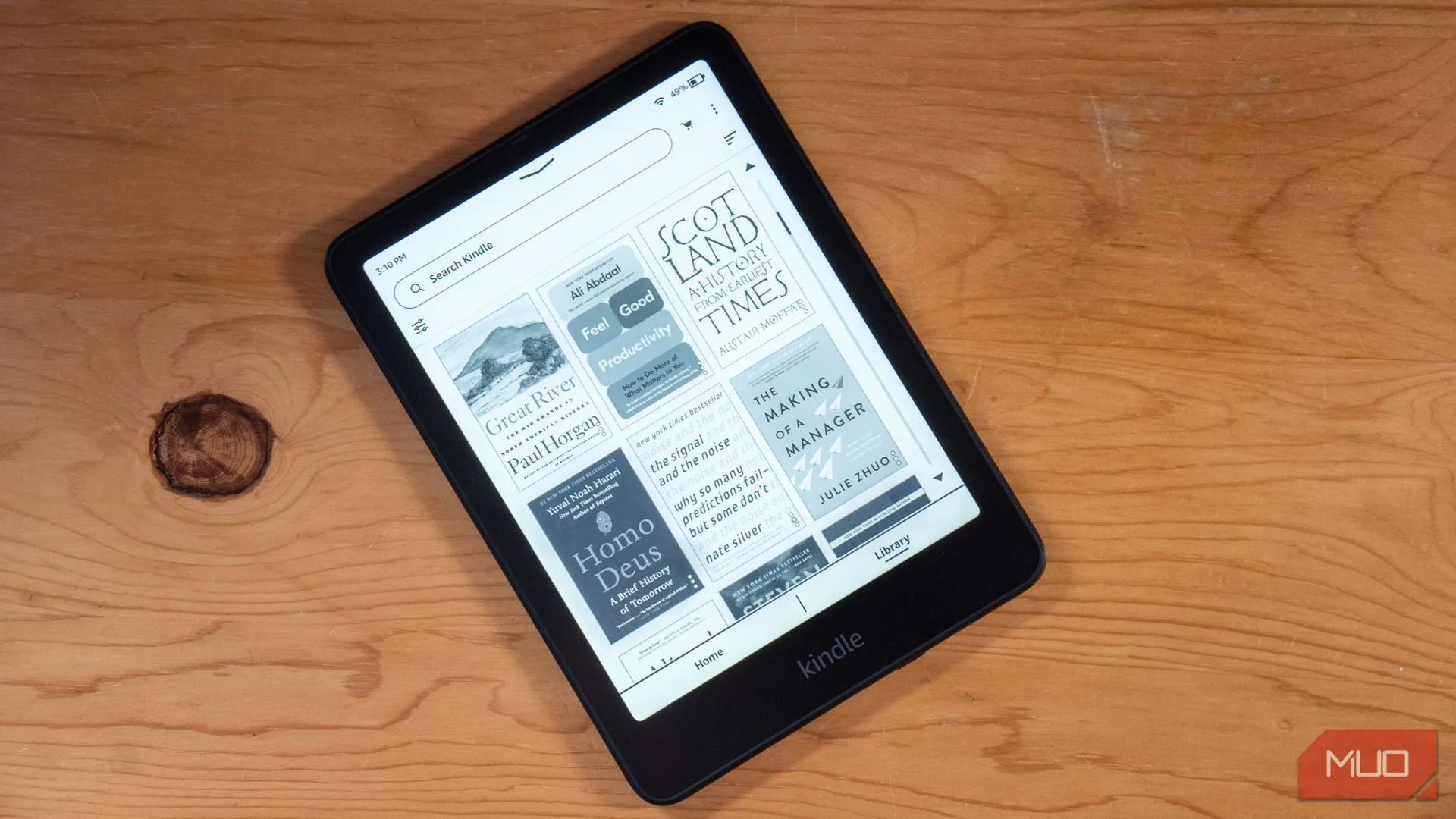 Amazon Kindle Paperwhite Signature Edition trên bàn làm việc, thể hiện thiết bị đọc sách chuyên dụng