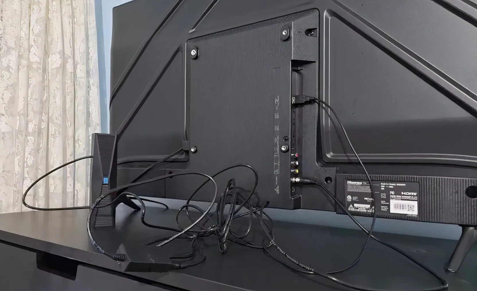 Ăng-ten kỹ thuật số USB cắm vào TV thông minh, giúp thu sóng kênh truyền hình miễn phí chất lượng cao.