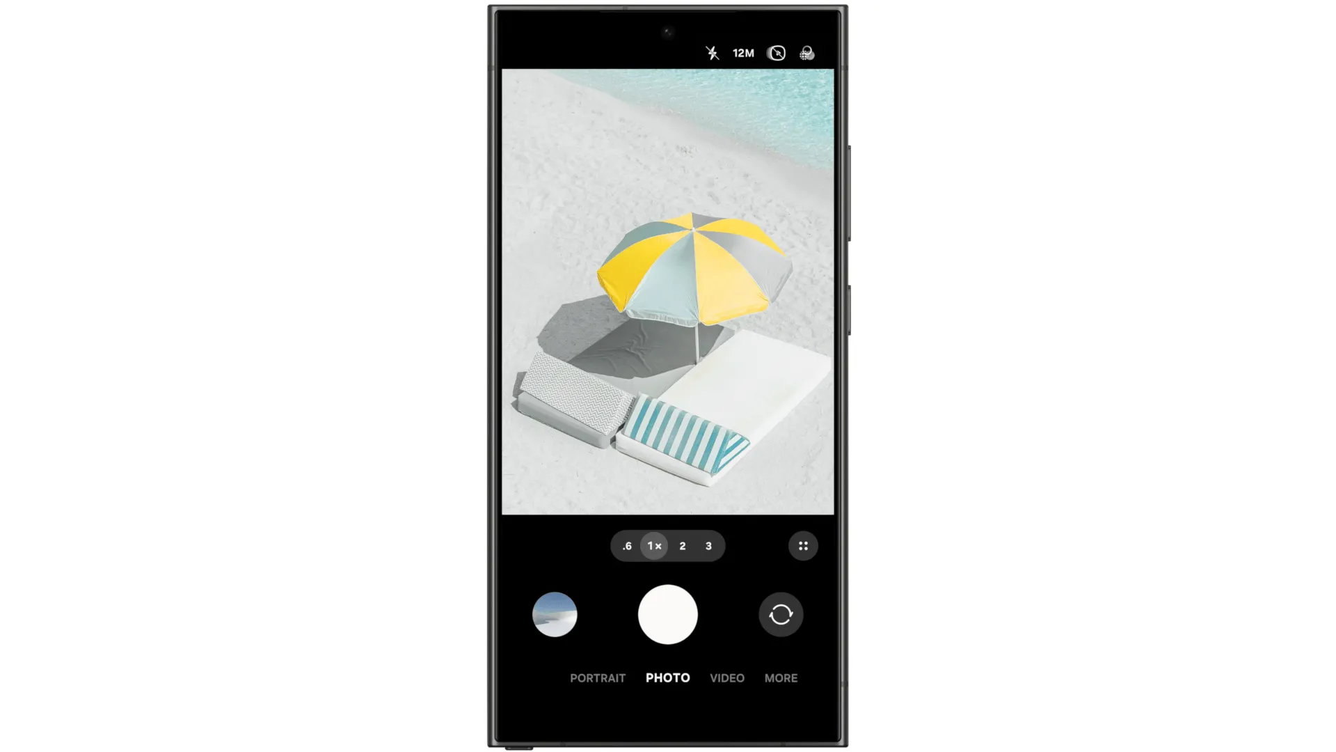 Ảnh động minh họa giao diện ứng dụng Camera của One UI 7 với các điều khiển được sắp xếp lại, tối ưu cho thao tác một tay