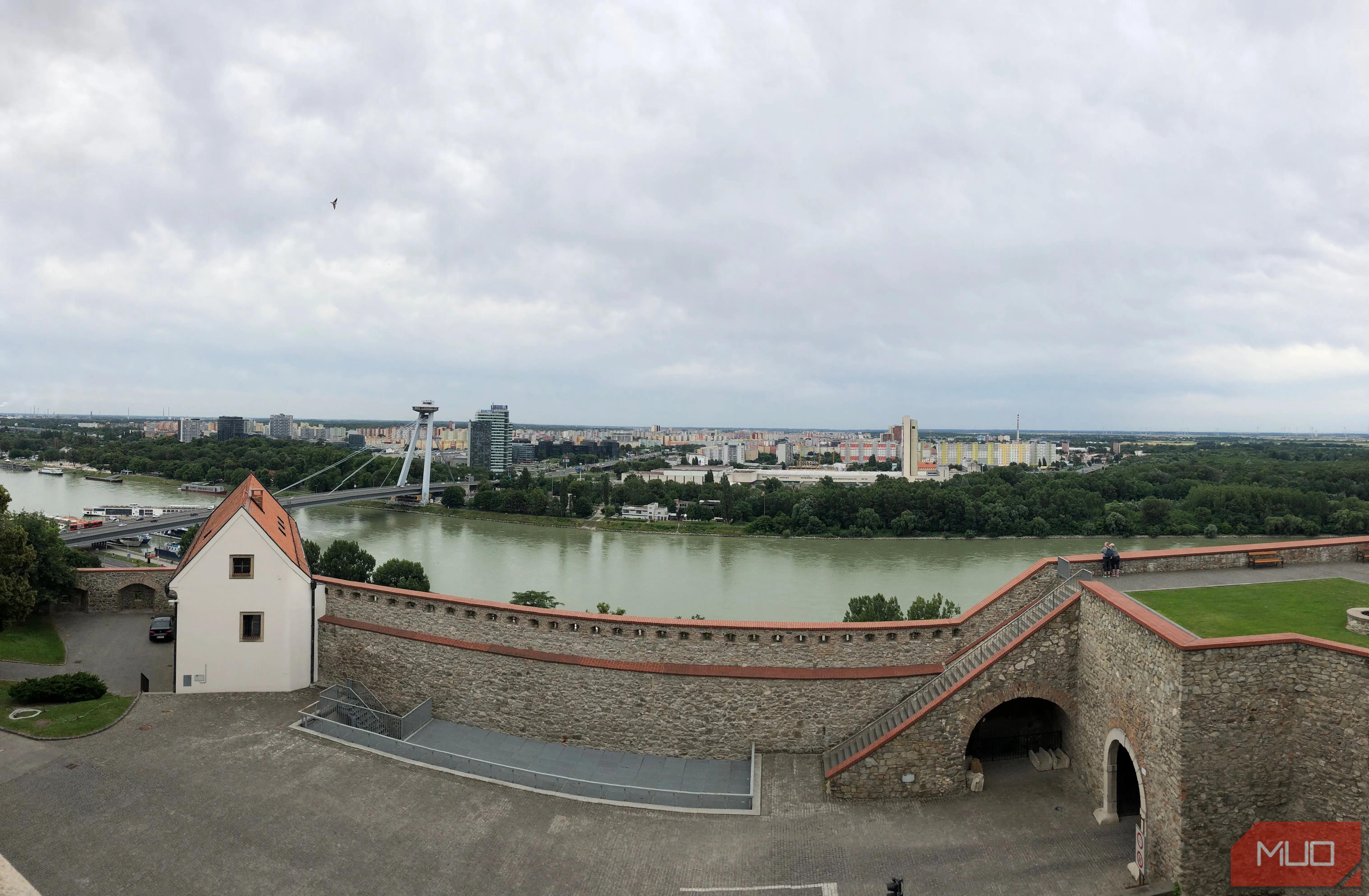 Ảnh panorama toàn cảnh thành phố và con sông uốn lượn, được chụp từ một lâu đài cổ kính, mang đến góc nhìn độc đáo và sâu rộng.