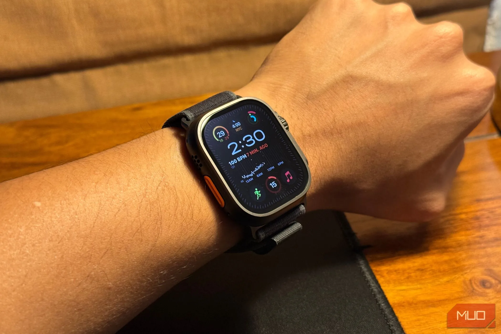 Apple Watch Ultra 2 phiên bản titan đen được đeo trên cổ tay, thể hiện thiết kế bền bỉ
