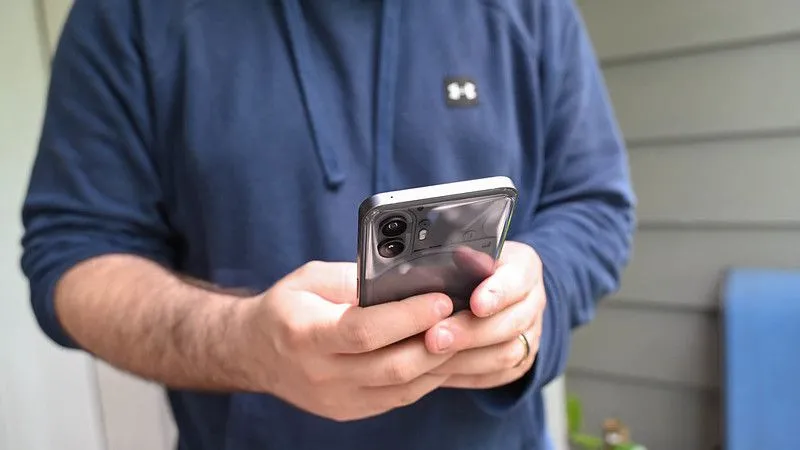 Ba chiếc điện thoại thông minh Samsung Galaxy Z Fold5 hiện đại, biểu tượng của sự kết nối di động.