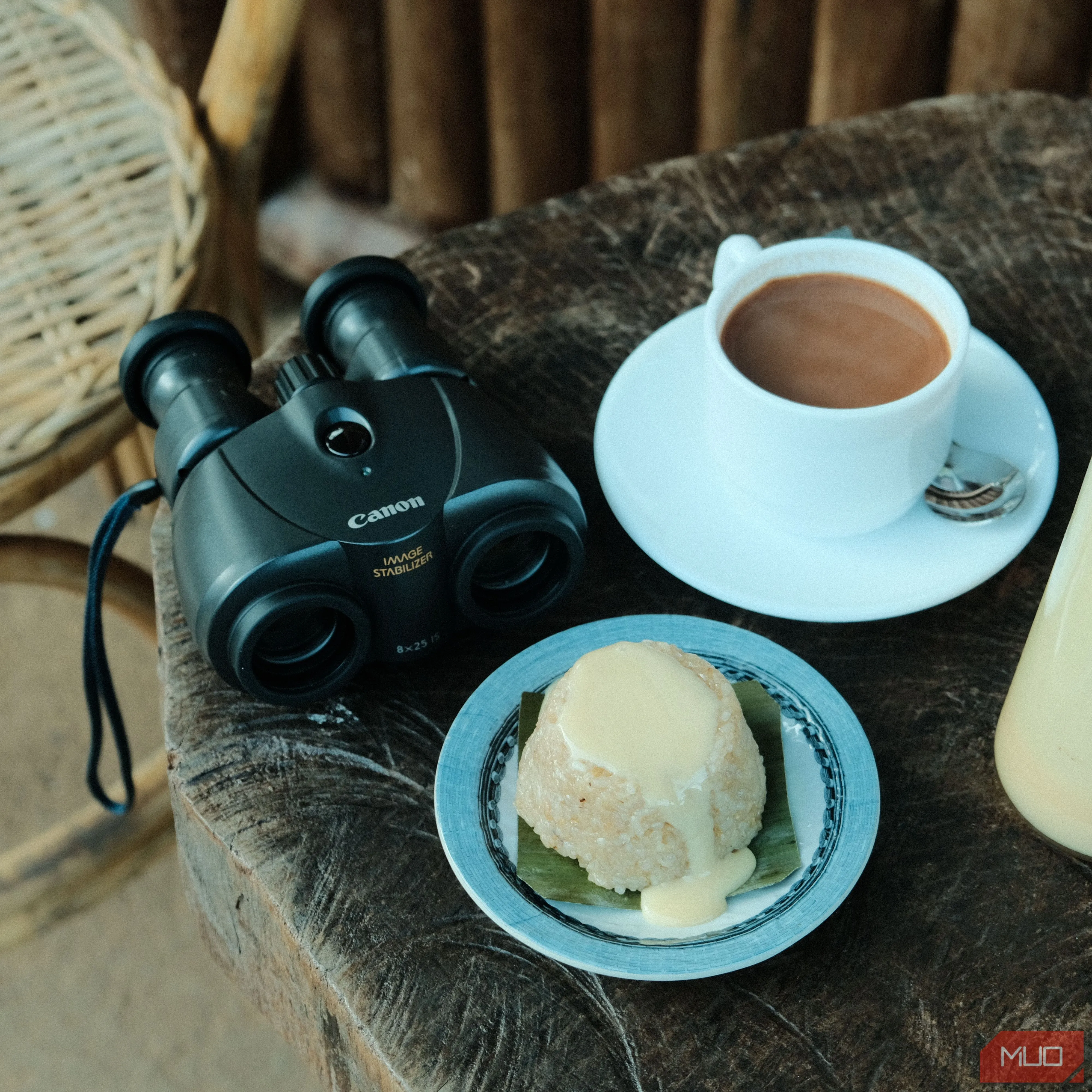 Bàn ăn với thức ăn và đồ uống hấp dẫn, chụp bằng Fujifilm X-T20 mang lại cảm giác ấm cúng và sống động