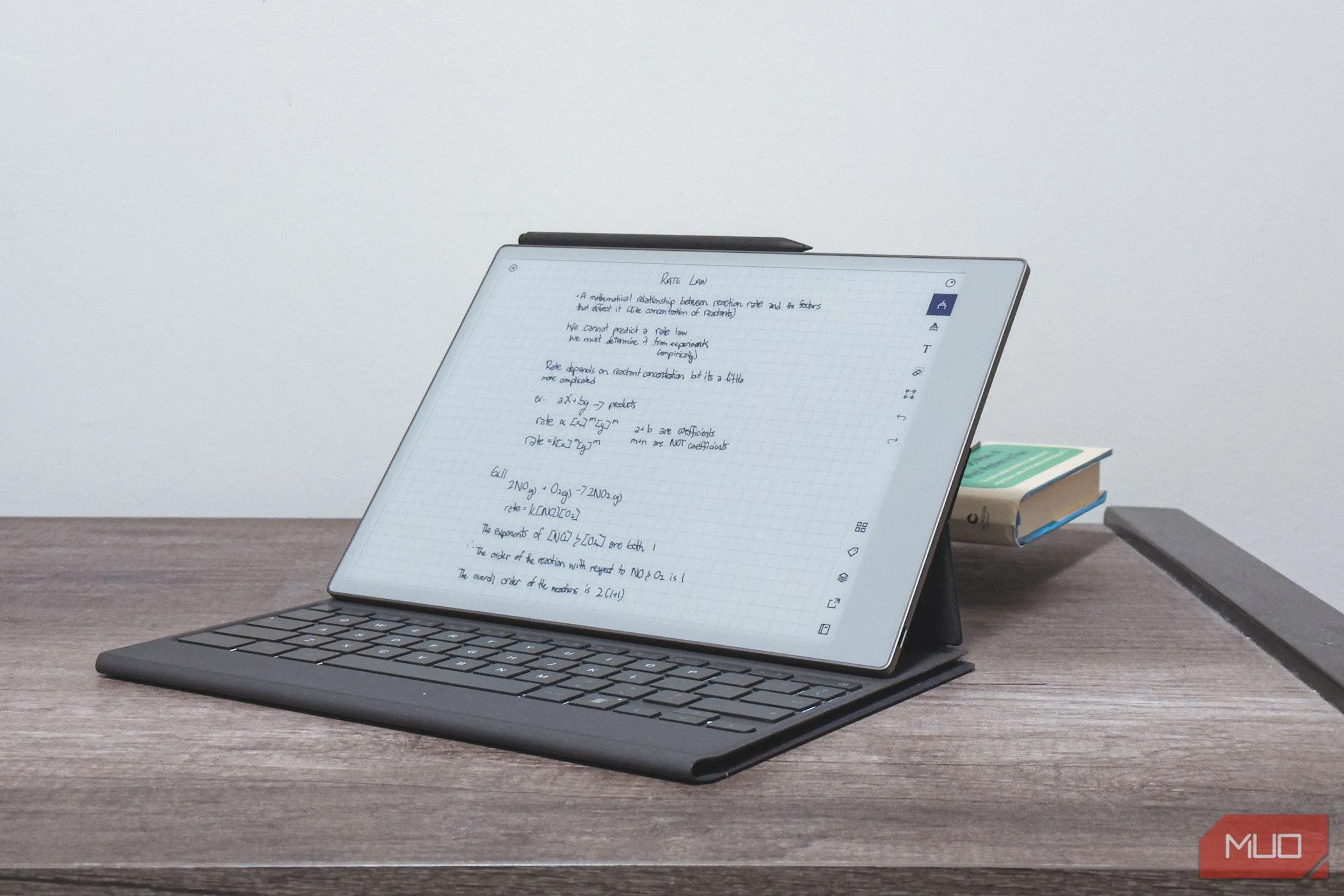 Bàn phím Type Folio gắn với reMarkable Paper Pro, biến thiết bị thành một công cụ ghi chú và nhập liệu chuyên nghiệp.