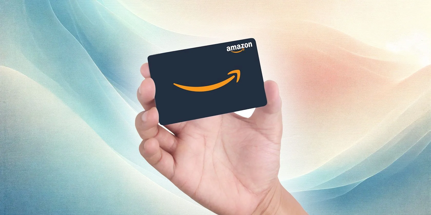 Bàn tay cầm thẻ quà tặng Amazon, minh họa cho lừa đảo thẻ quà tặng và e-card giả mạo