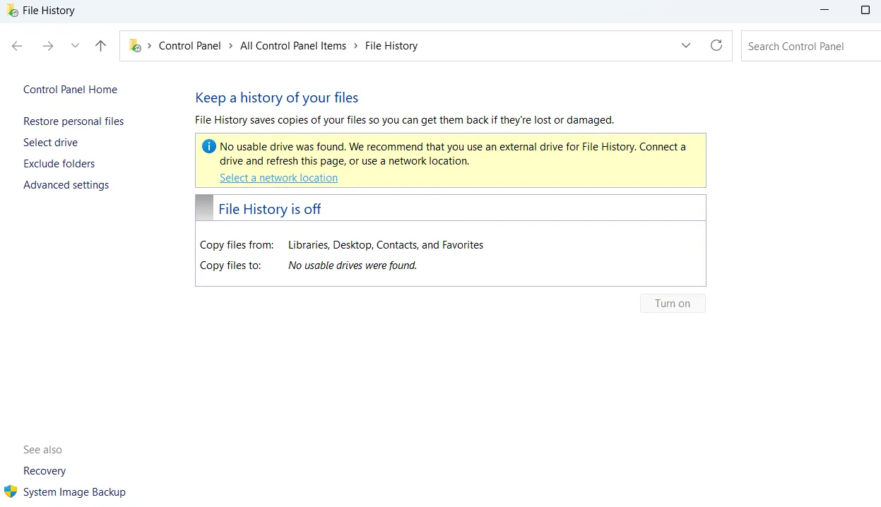 Bảng điều khiển Windows hiển thị menu Lịch sử Tệp (File History) để sao lưu dữ liệu tự động